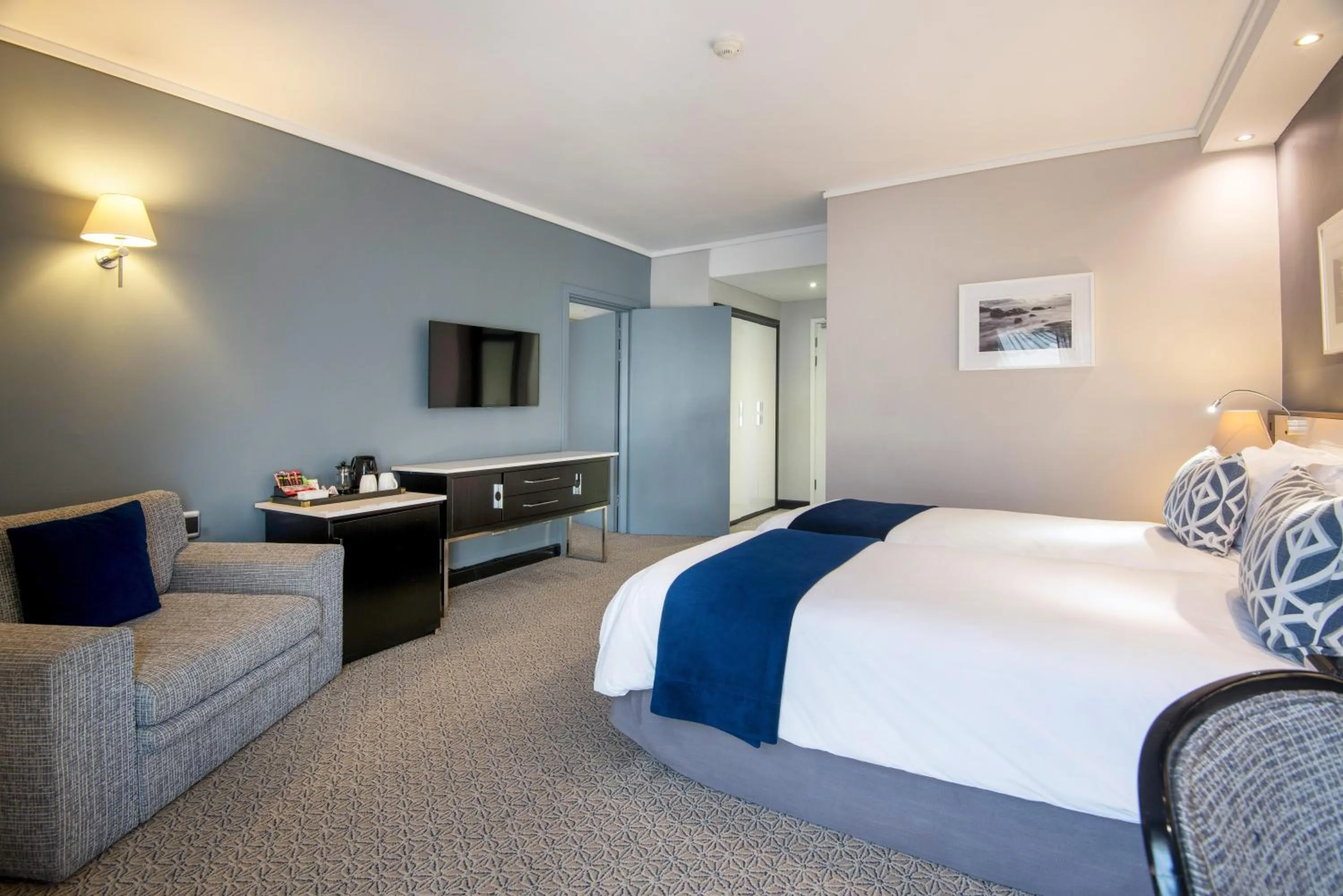 Photo of the whole room, Bed in The Commodore Hotel