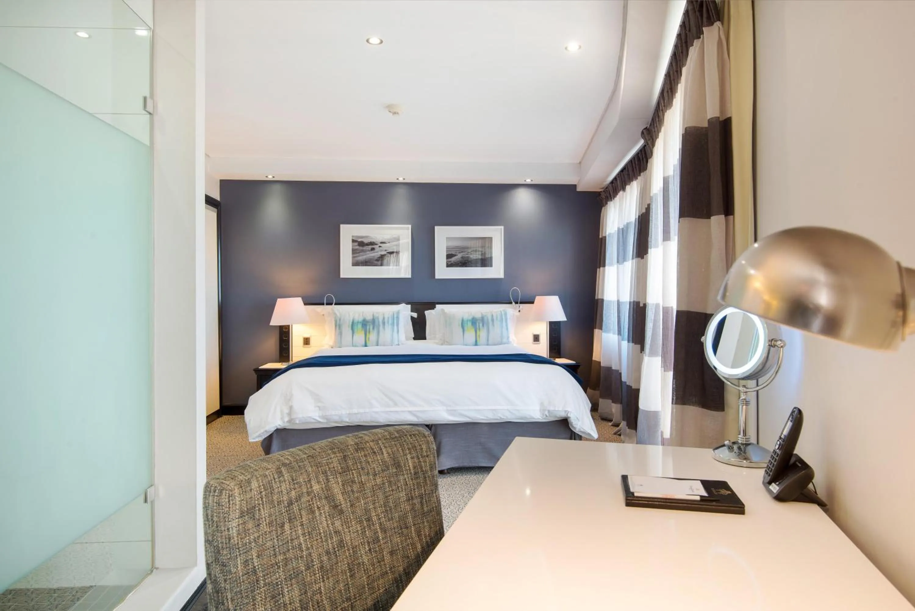 Photo of the whole room, Bed in The Commodore Hotel