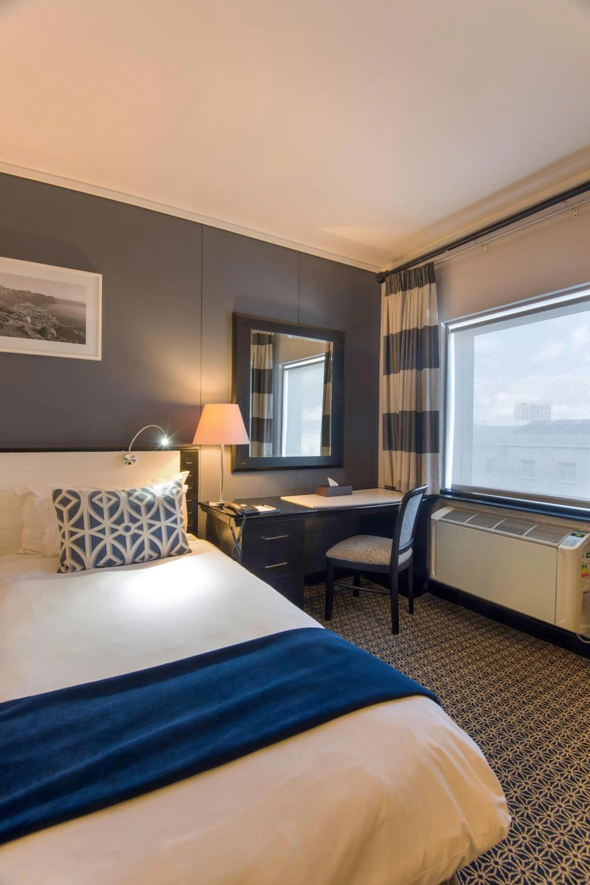 Photo of the whole room, Bed in The Commodore Hotel