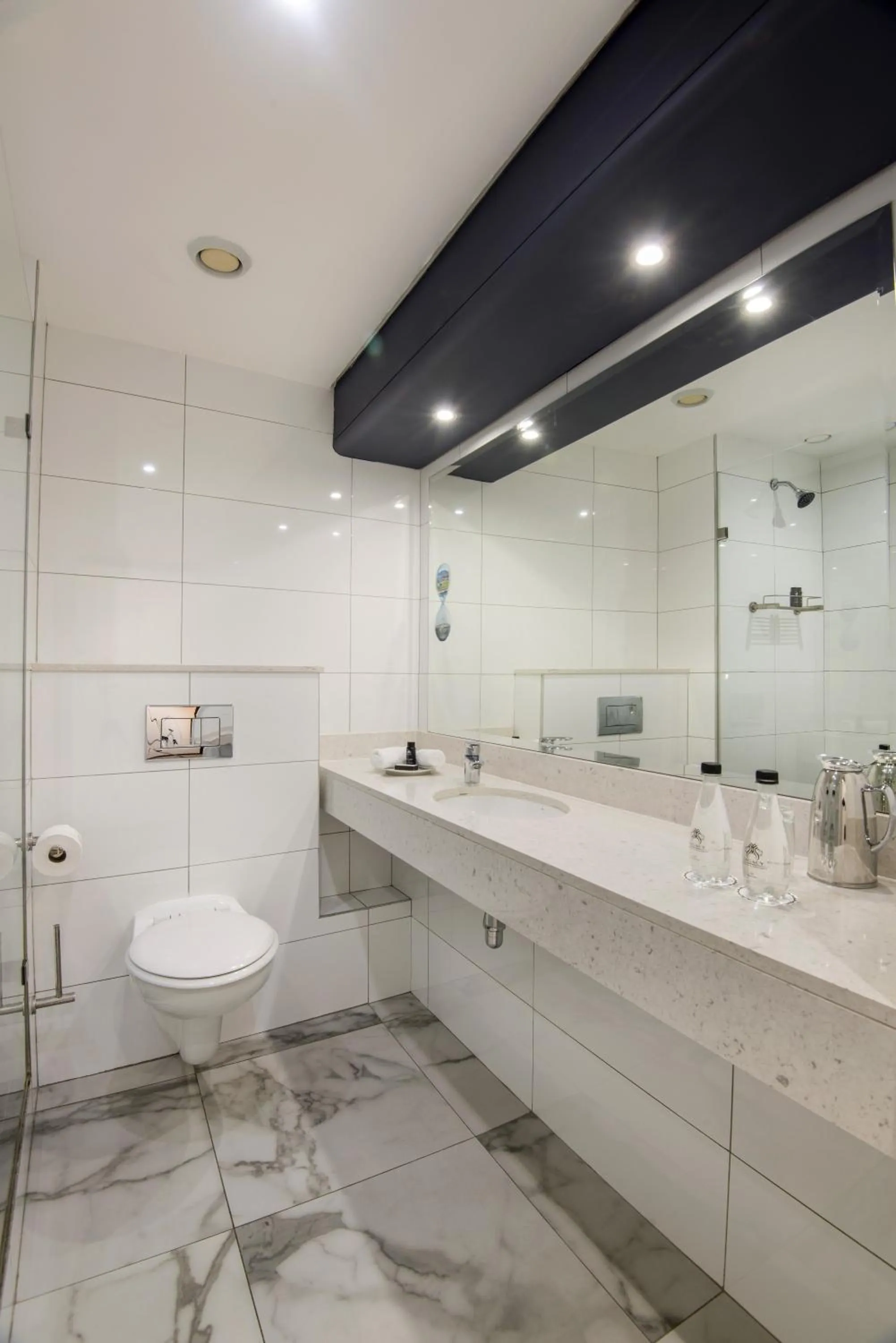 Bathroom in The Commodore Hotel