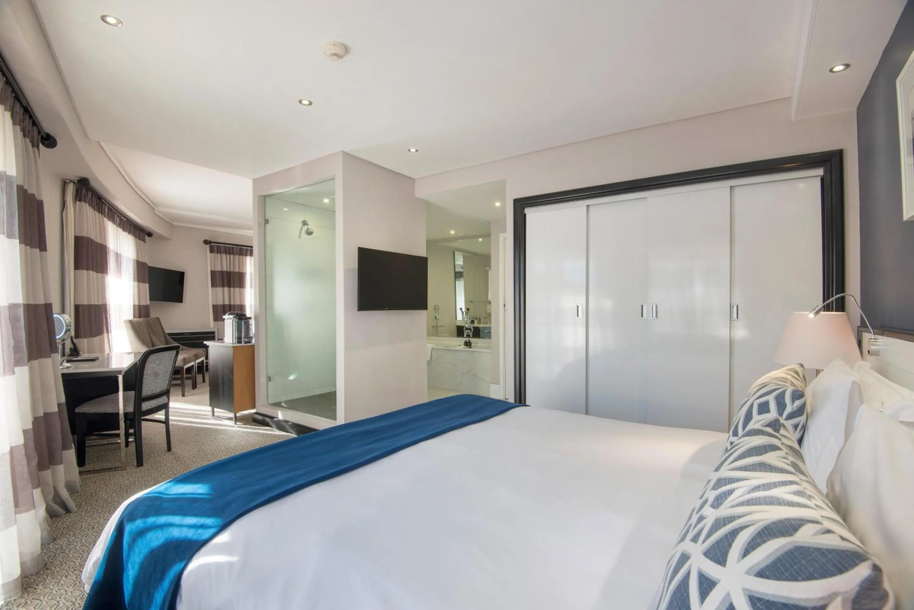 Photo of the whole room, Bed in The Commodore Hotel