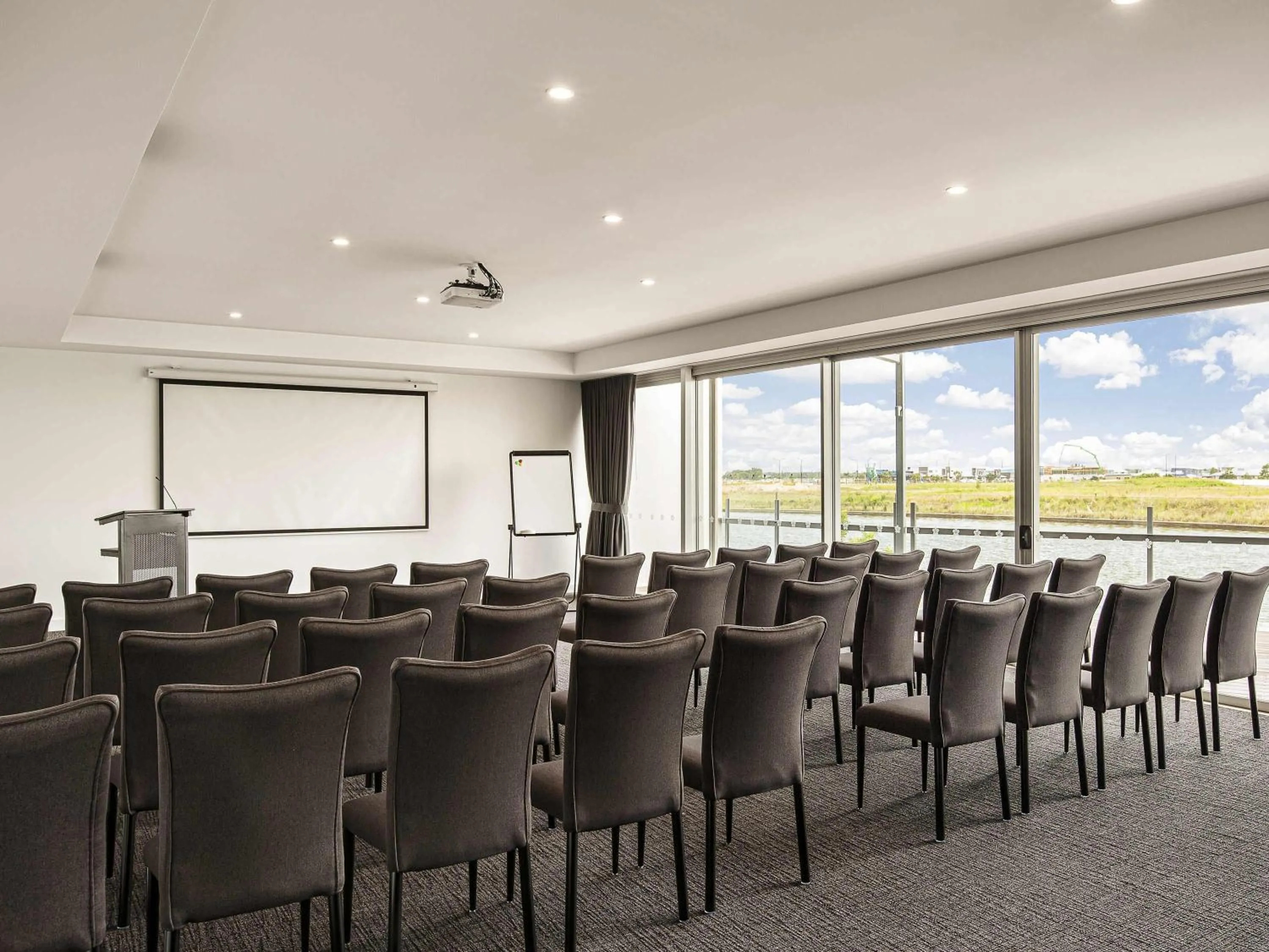 Meeting/conference room in Mercure Sunshine Coast Kawana Waters