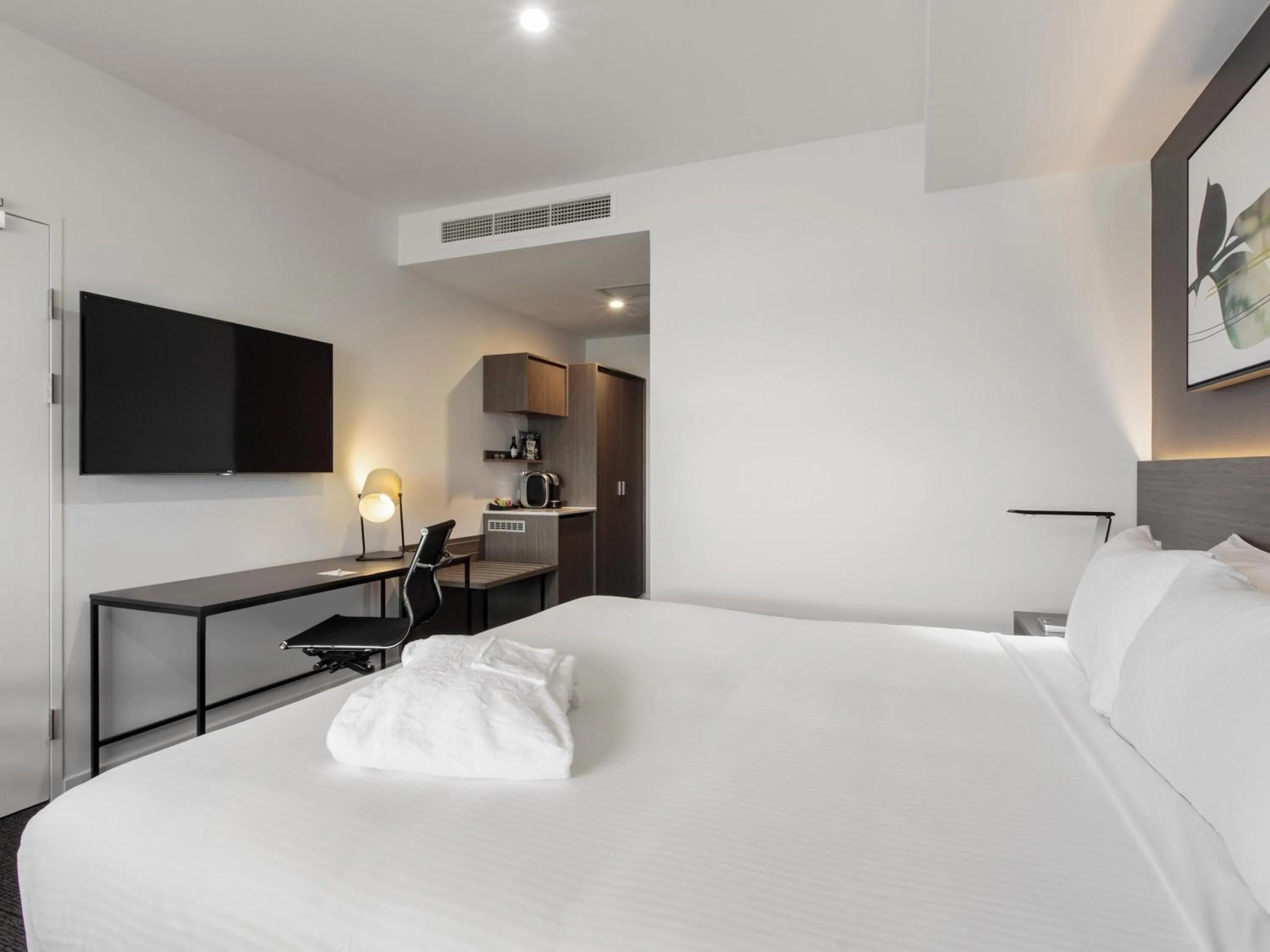 Bedroom, Bed in Mercure Sunshine Coast Kawana Waters