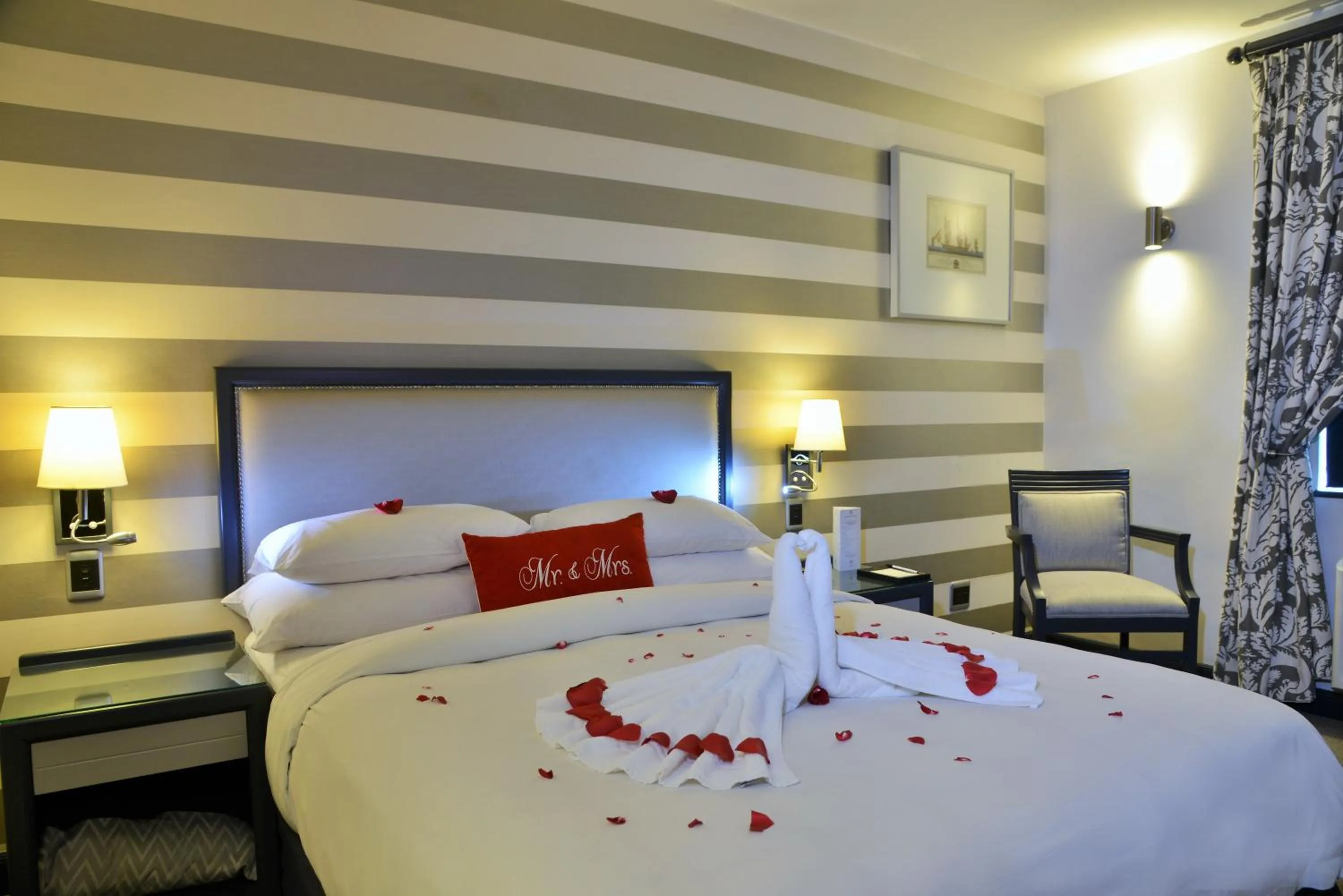 Standard Queen Room with Bath in The Portswood Hotel