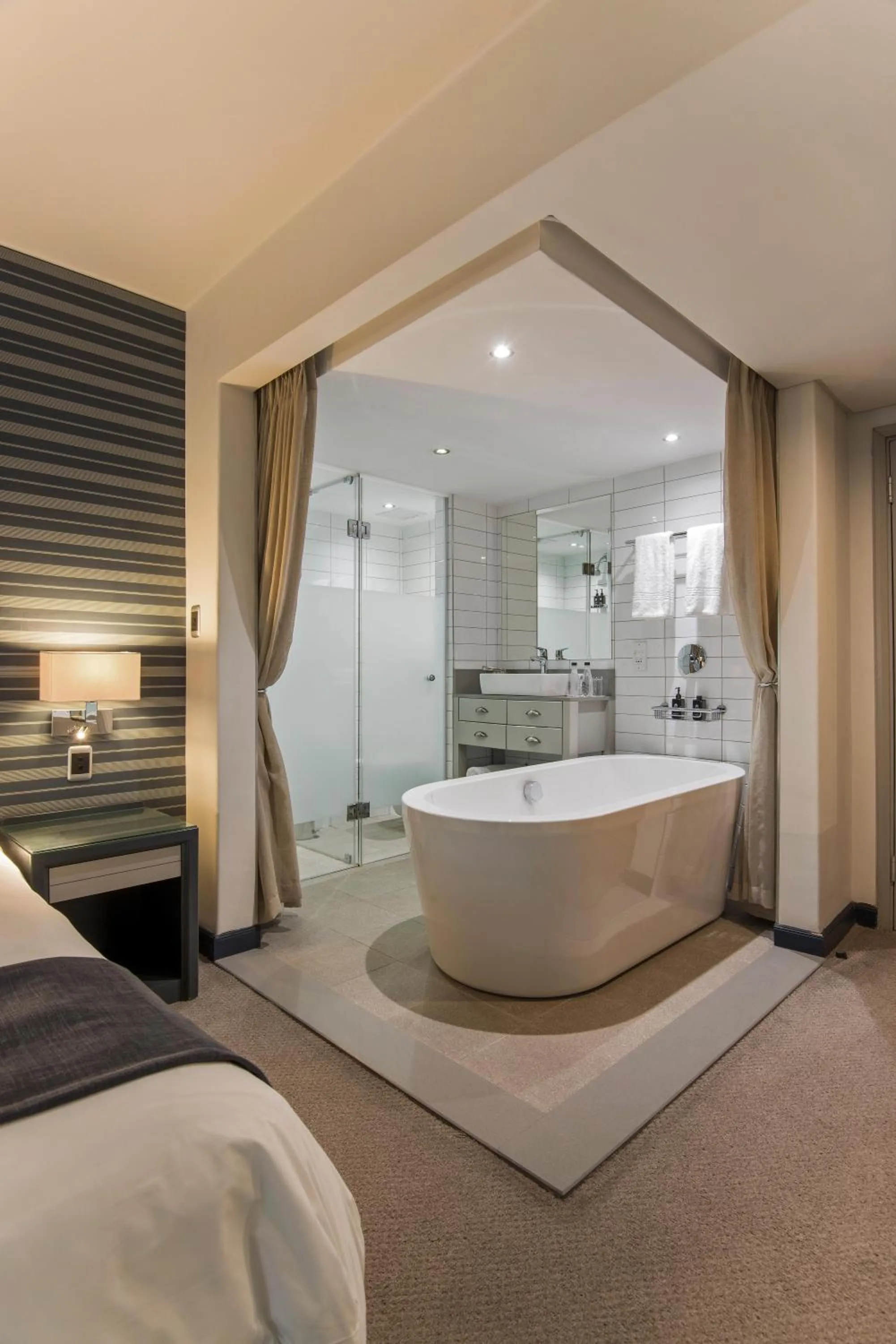 Bathroom, Bed in The Portswood Hotel