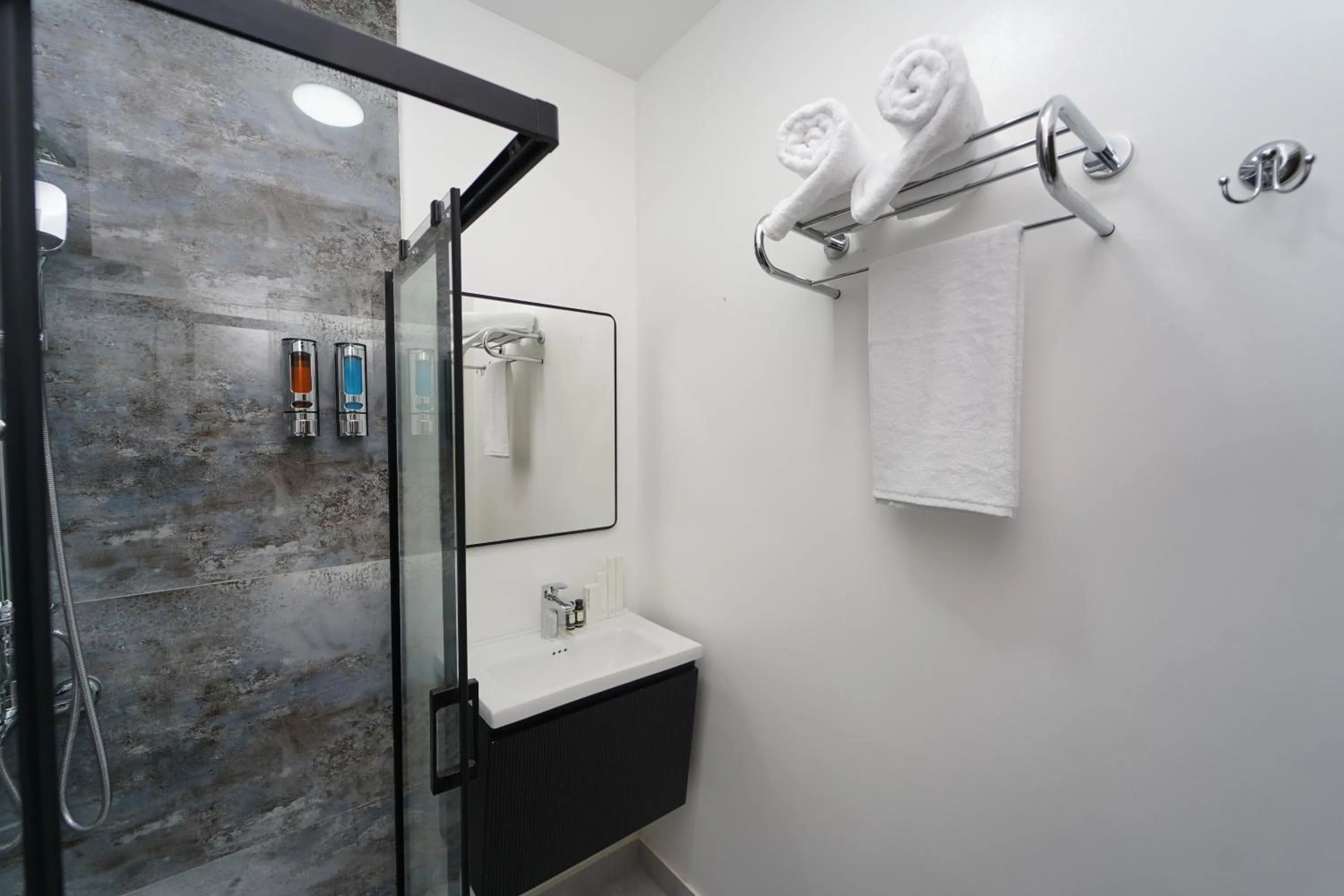 Shower in Marison Hotel Baku