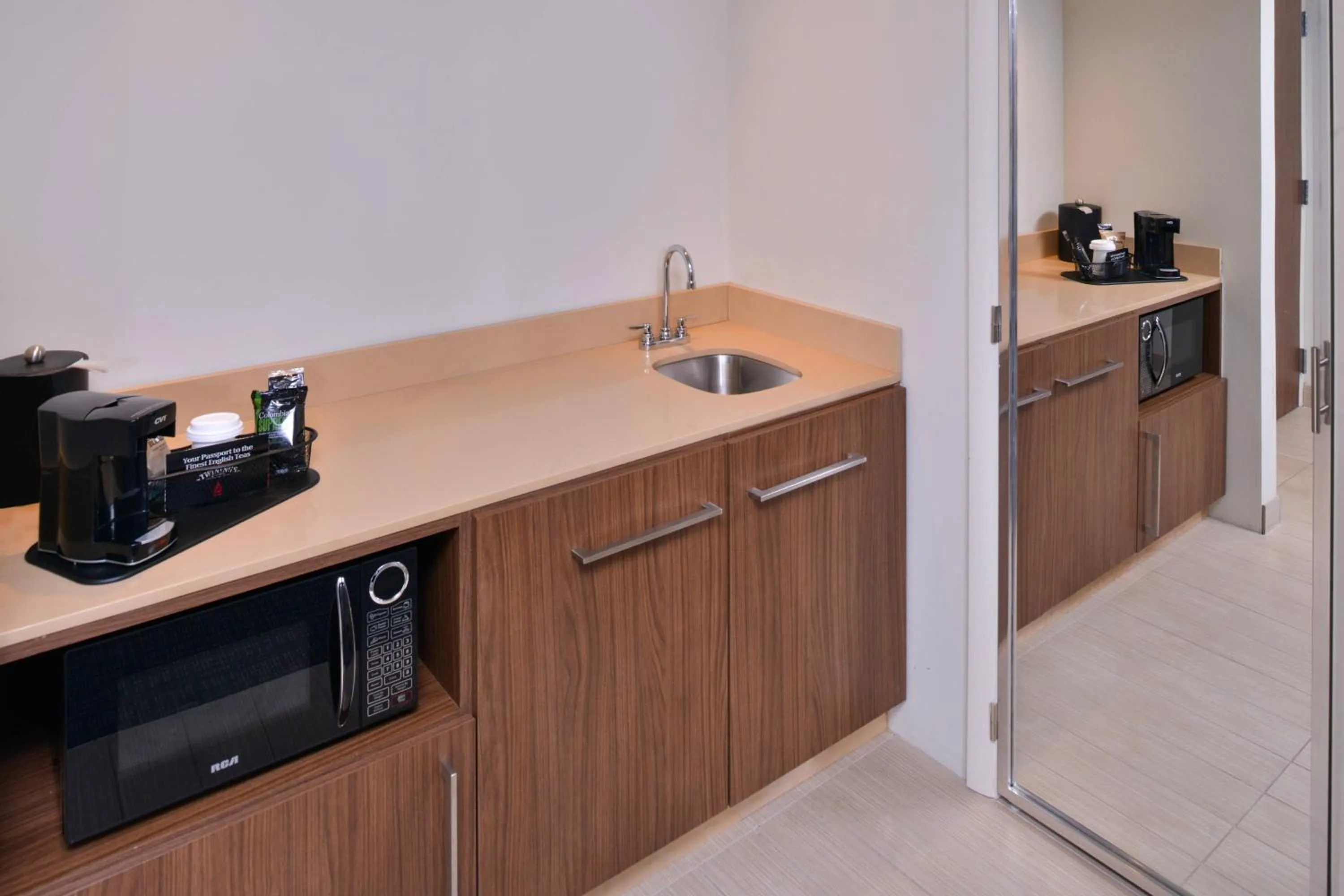 Lounge or bar in Courtyard by Marriott Columbus Grove City