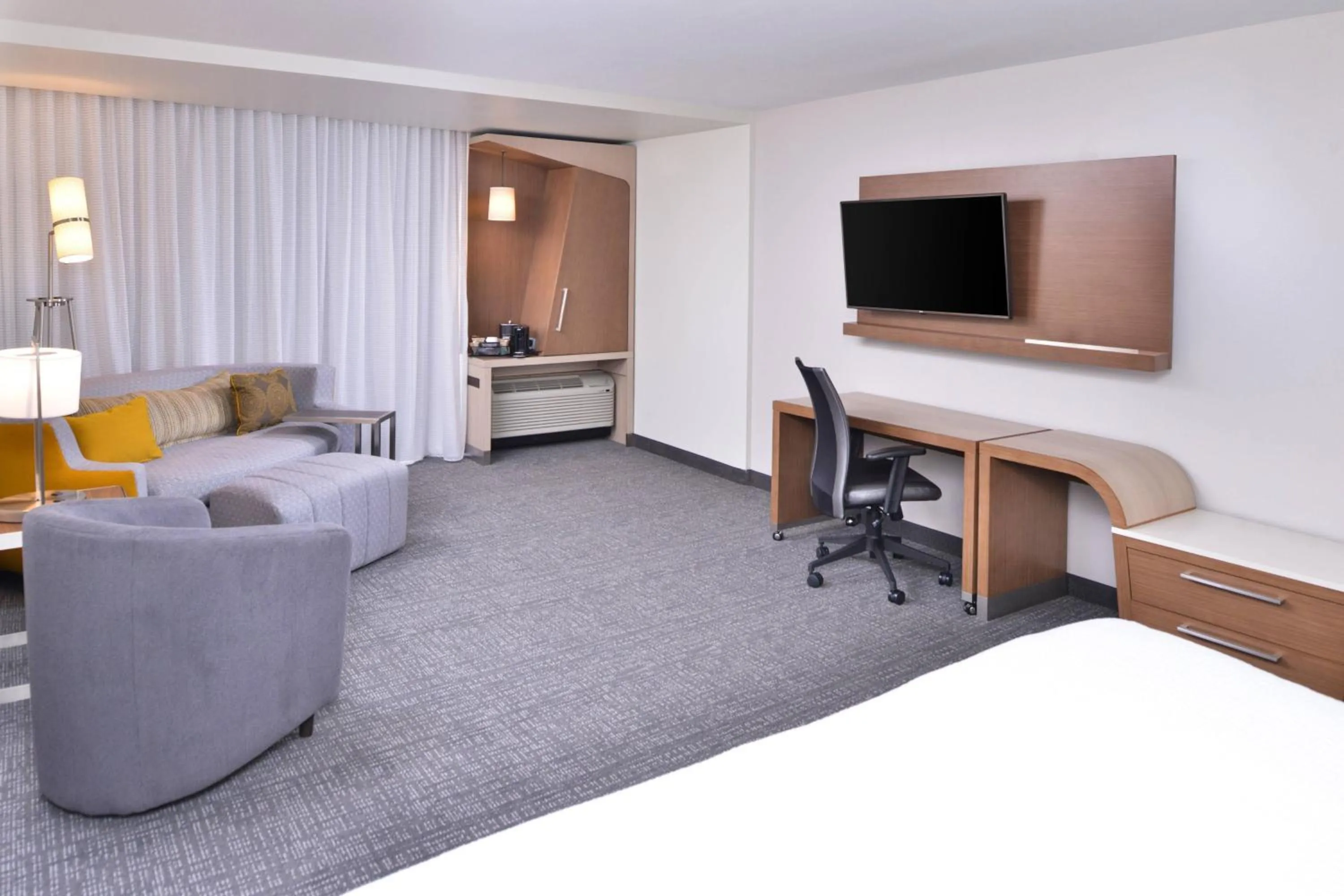 Living room, Bed in Courtyard by Marriott Columbus Grove City