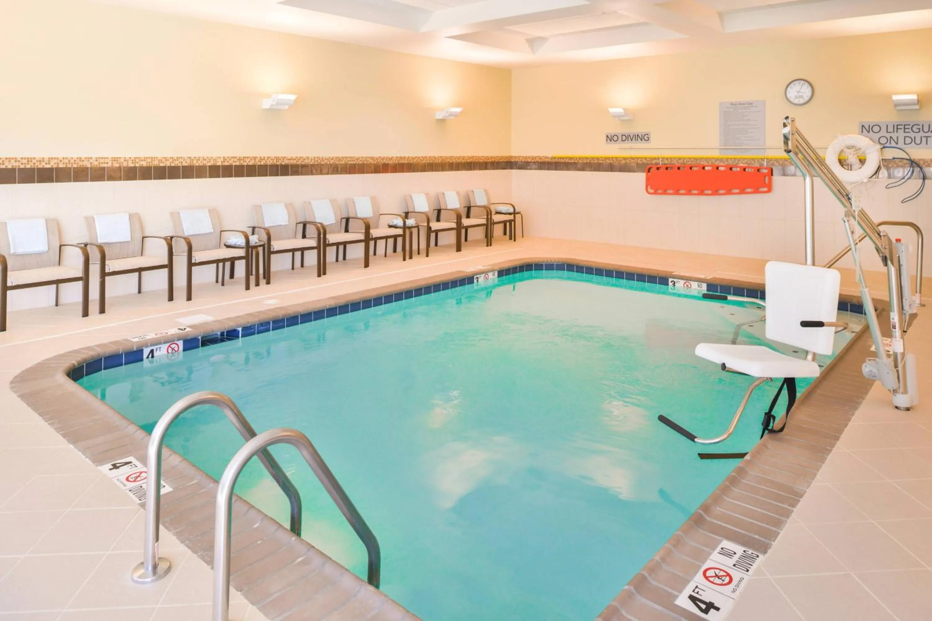 Swimming pool in Courtyard by Marriott Columbus Grove City