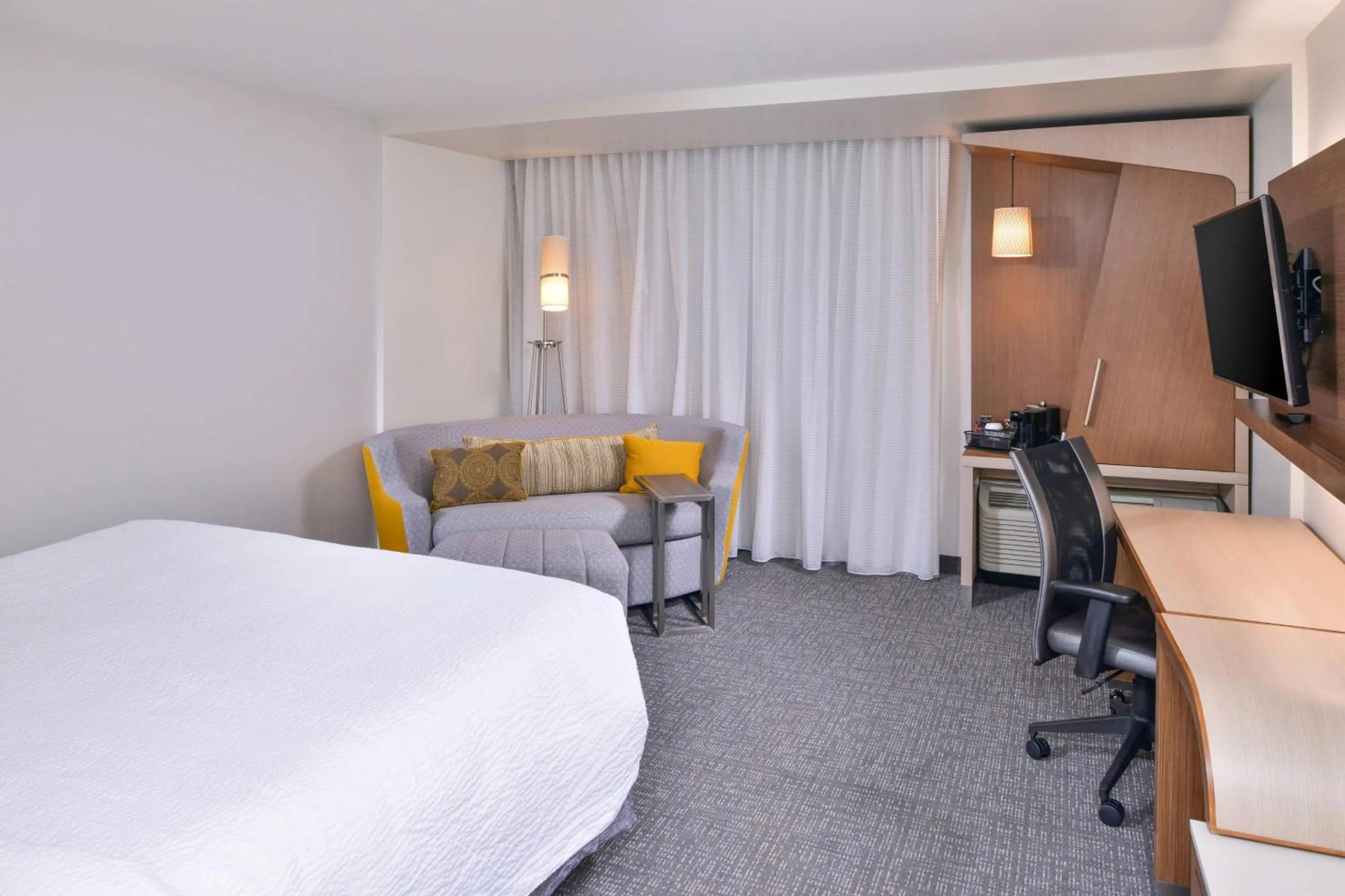 Photo of the whole room, Bed in Courtyard by Marriott Columbus Grove City