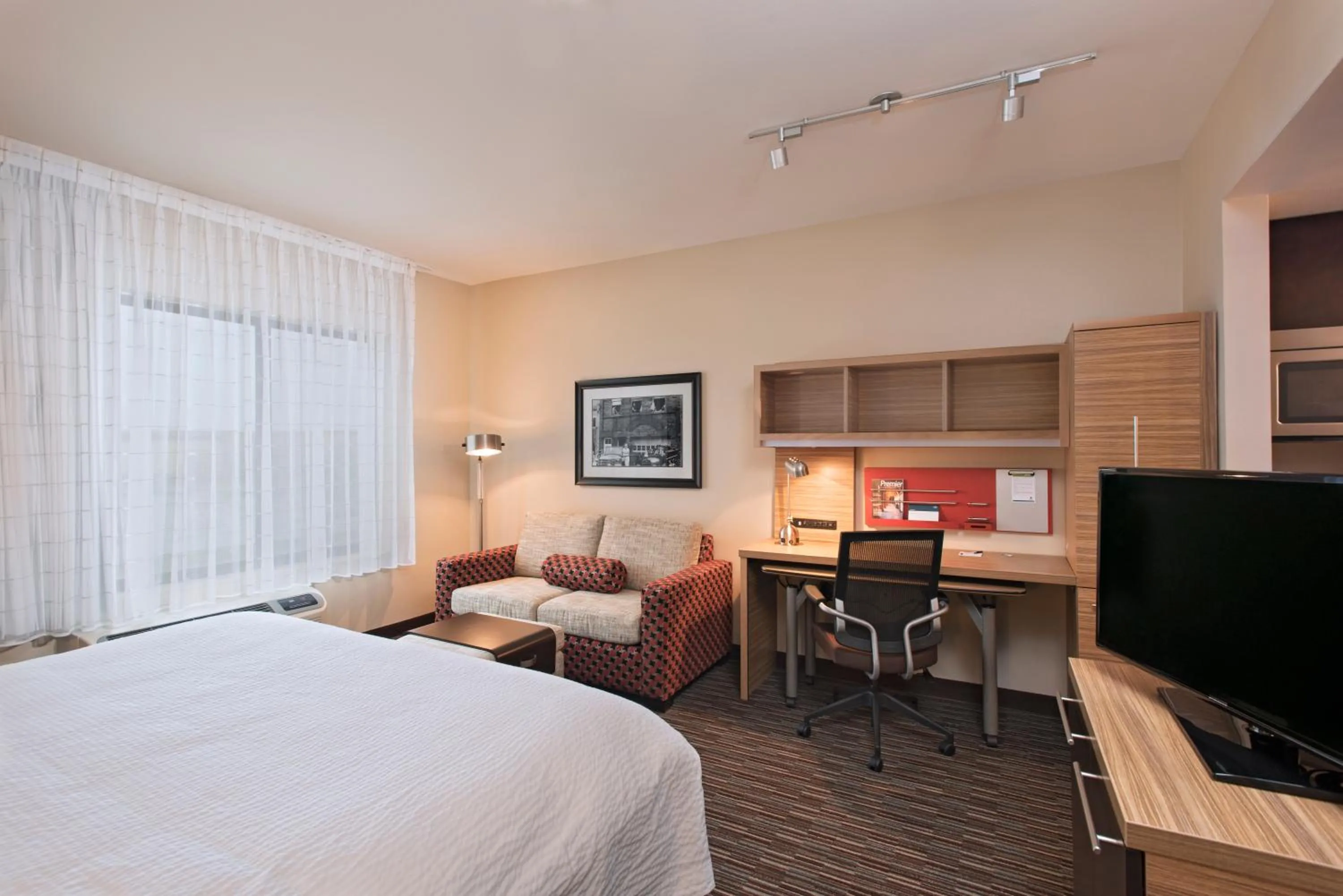 Living room, Bed in TownePlace Suites by Marriott Des Moines West/Jordan Creek