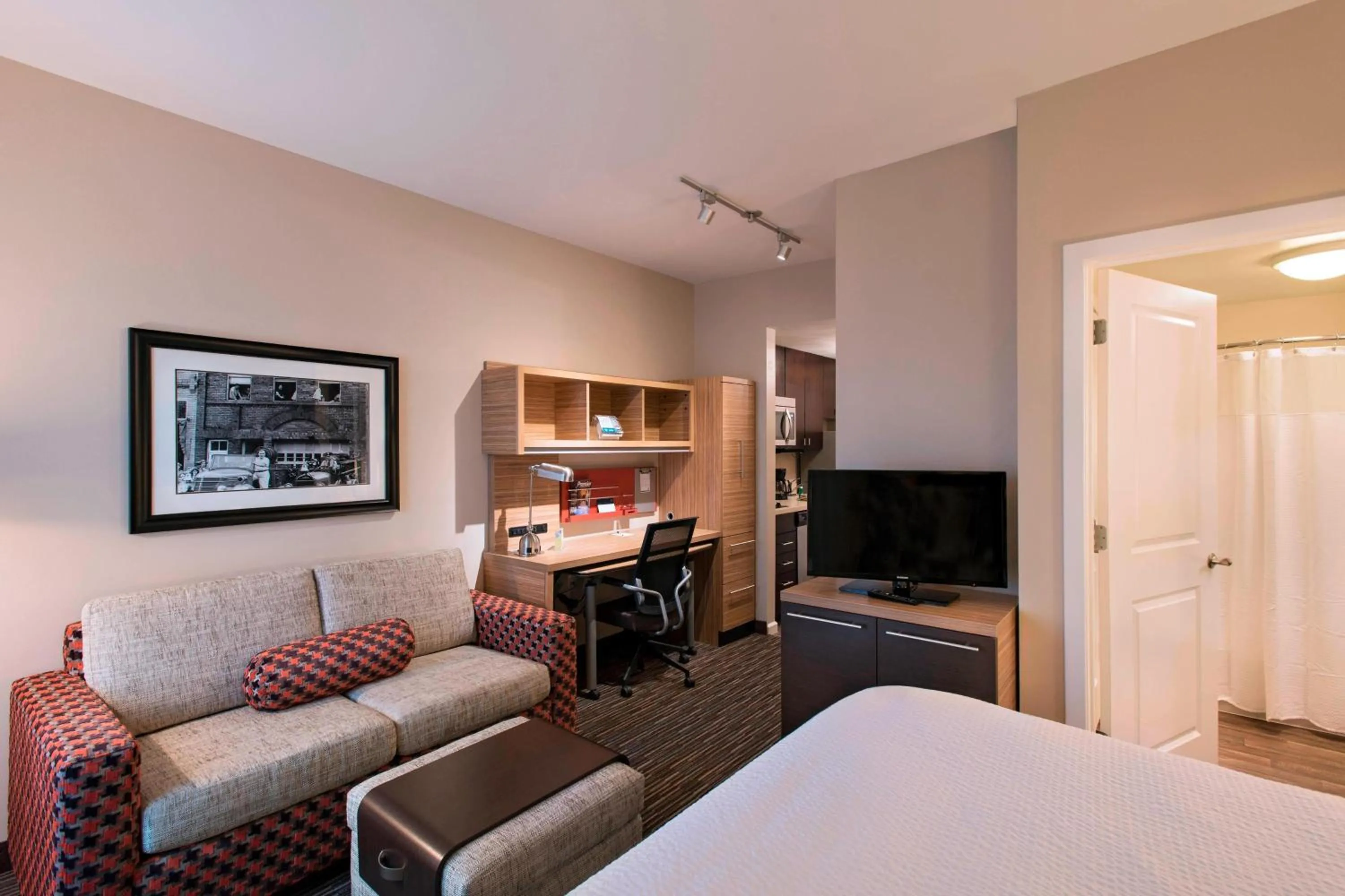 Photo of the whole room, Bed in TownePlace Suites by Marriott Des Moines West/Jordan Creek