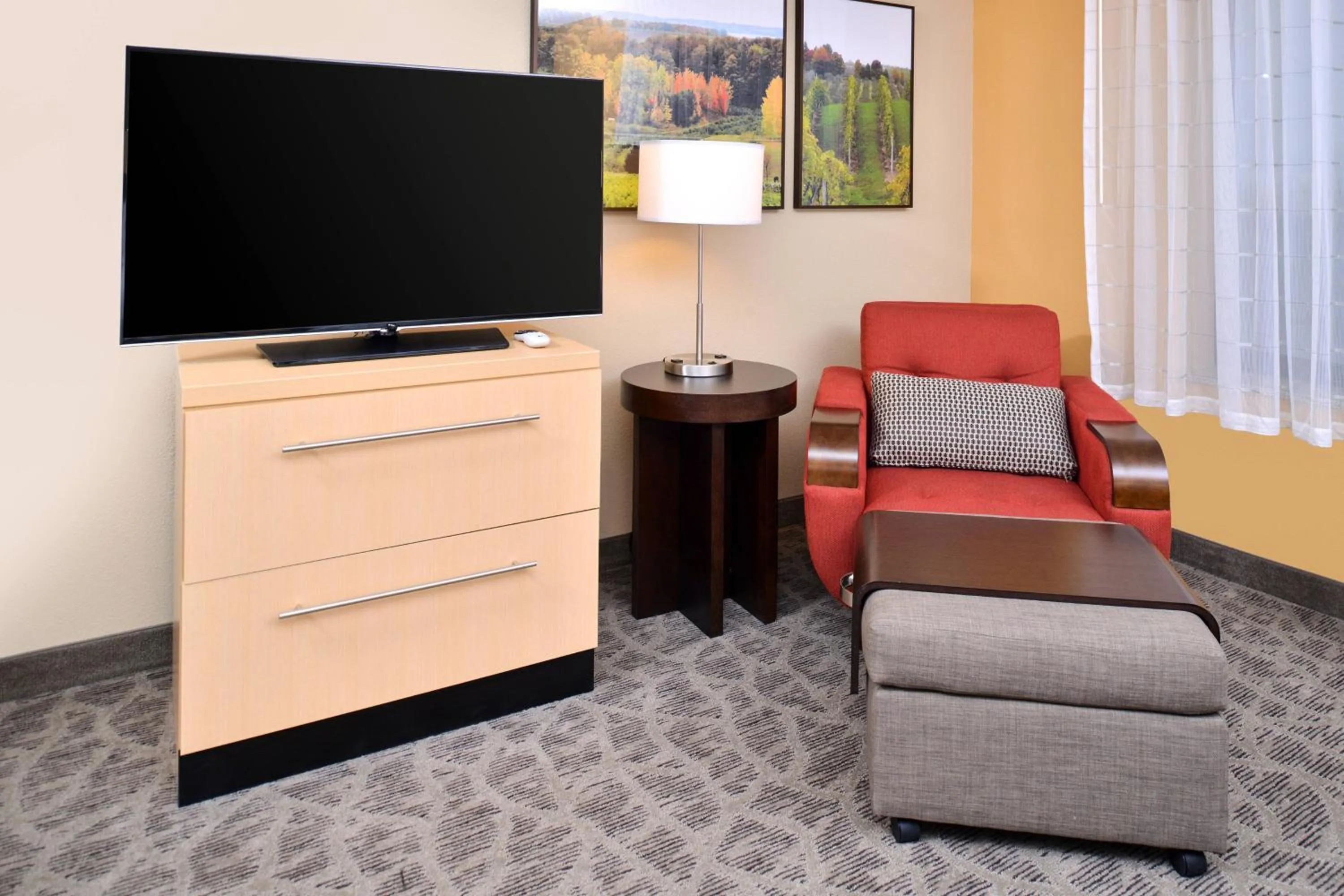 Living room in TownePlace Suites by Marriott Detroit Commerce