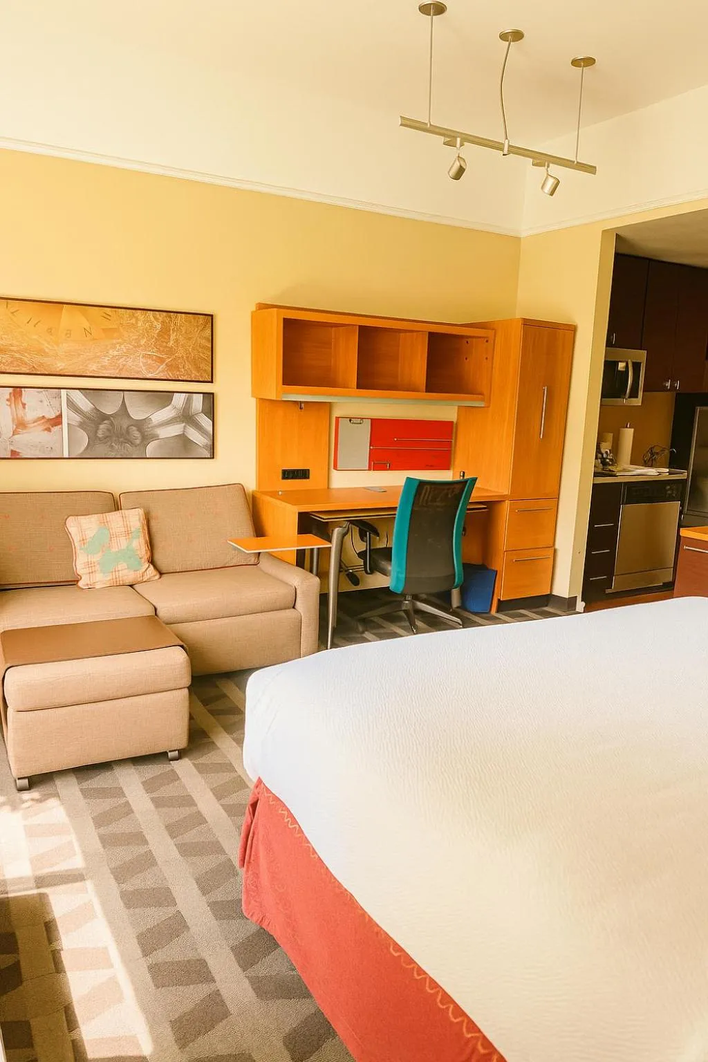 Seating area, Bed in TownePlace Suites by Marriott Hattiesburg