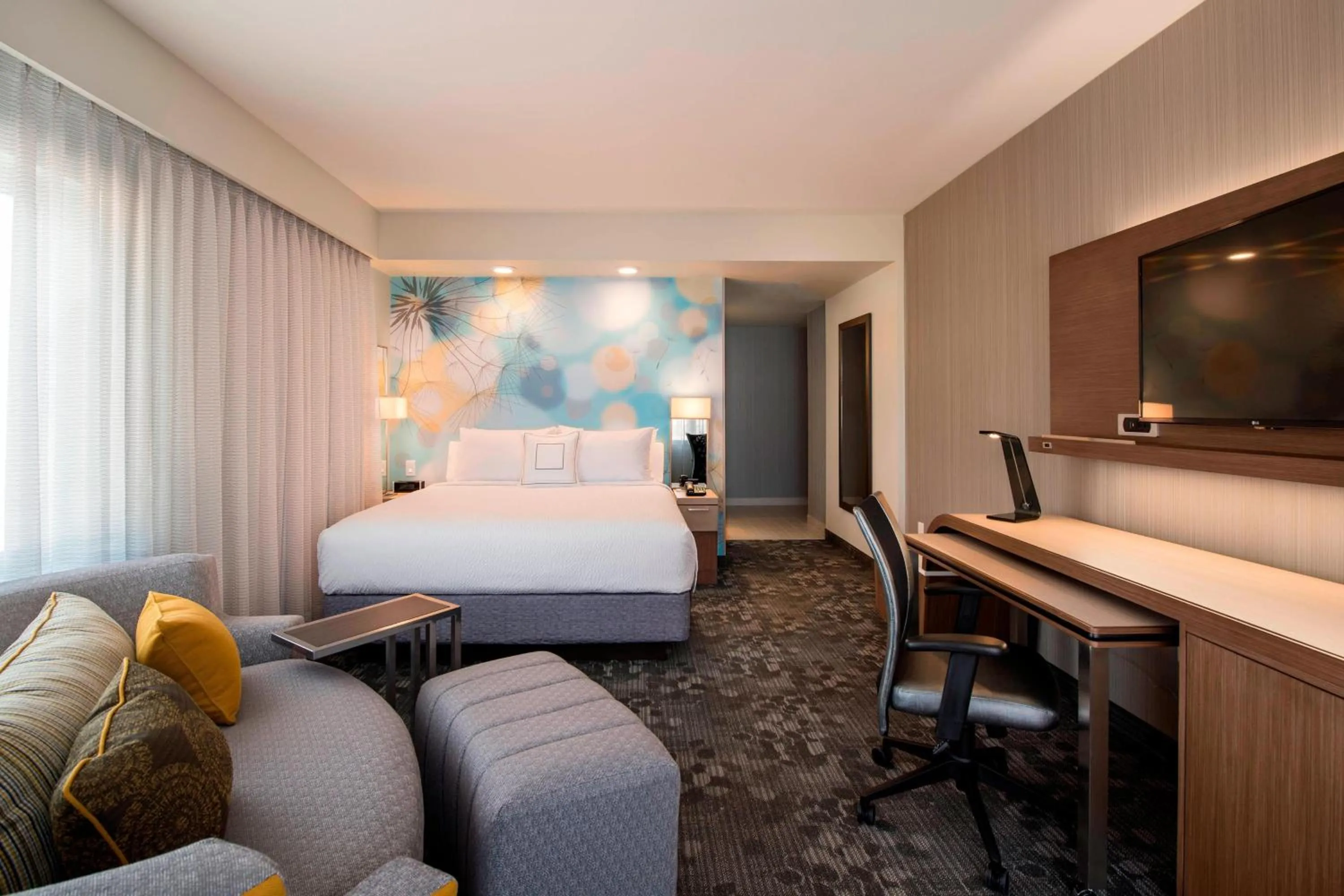 Photo of the whole room, Bed in Courtyard by Marriott Calgary South