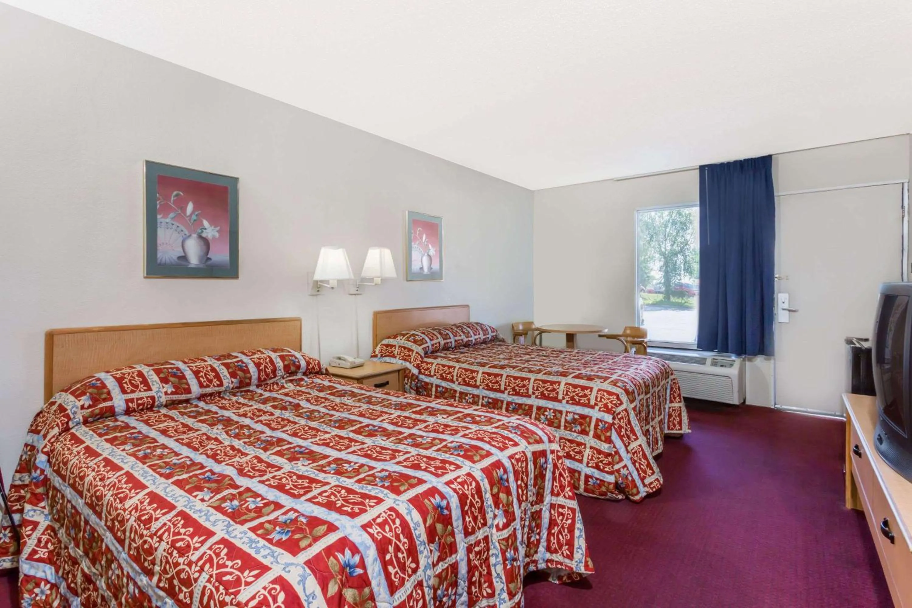 Bed in Knights Inn - Fredericksburg