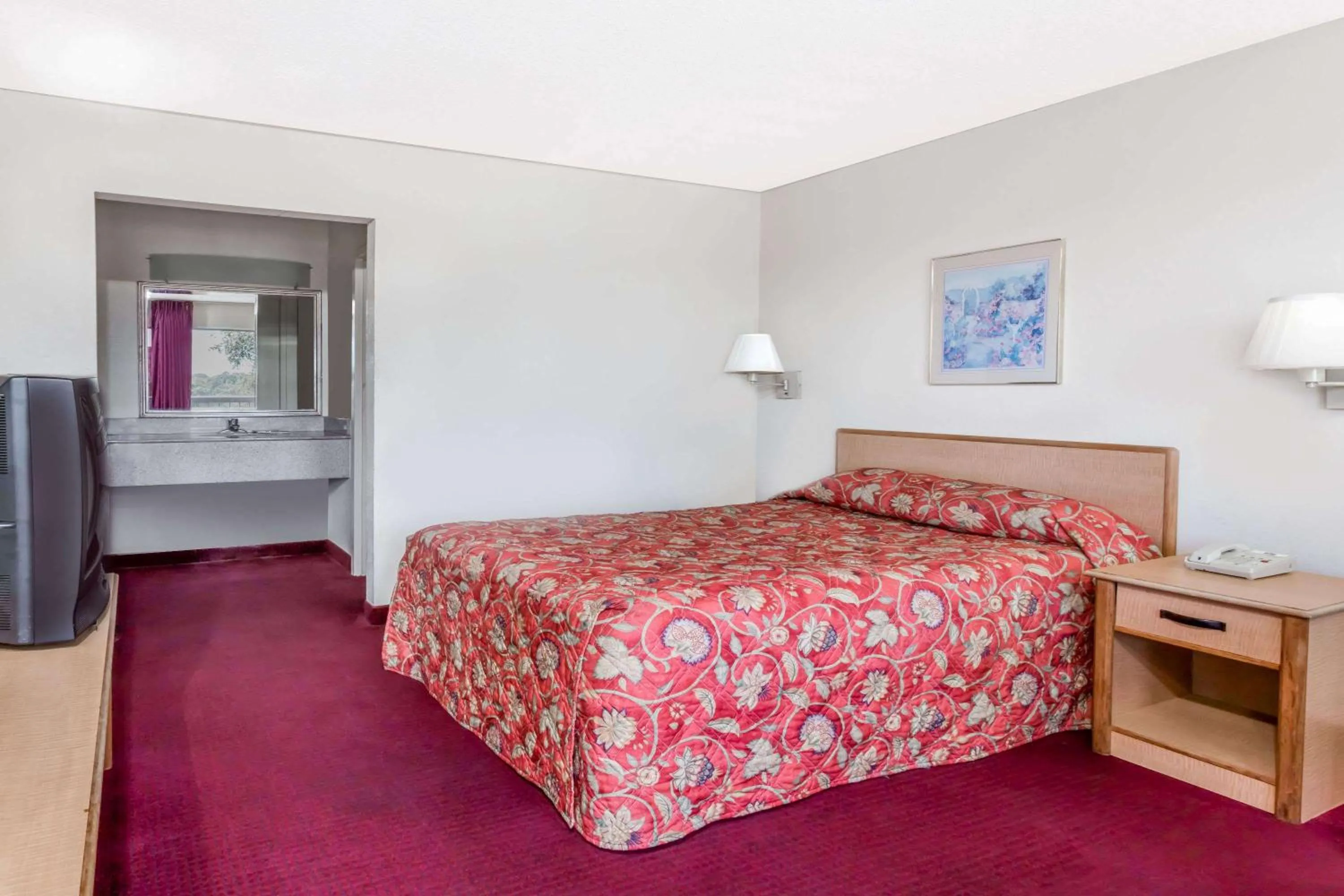 Photo of the whole room, Bed in Knights Inn - Fredericksburg