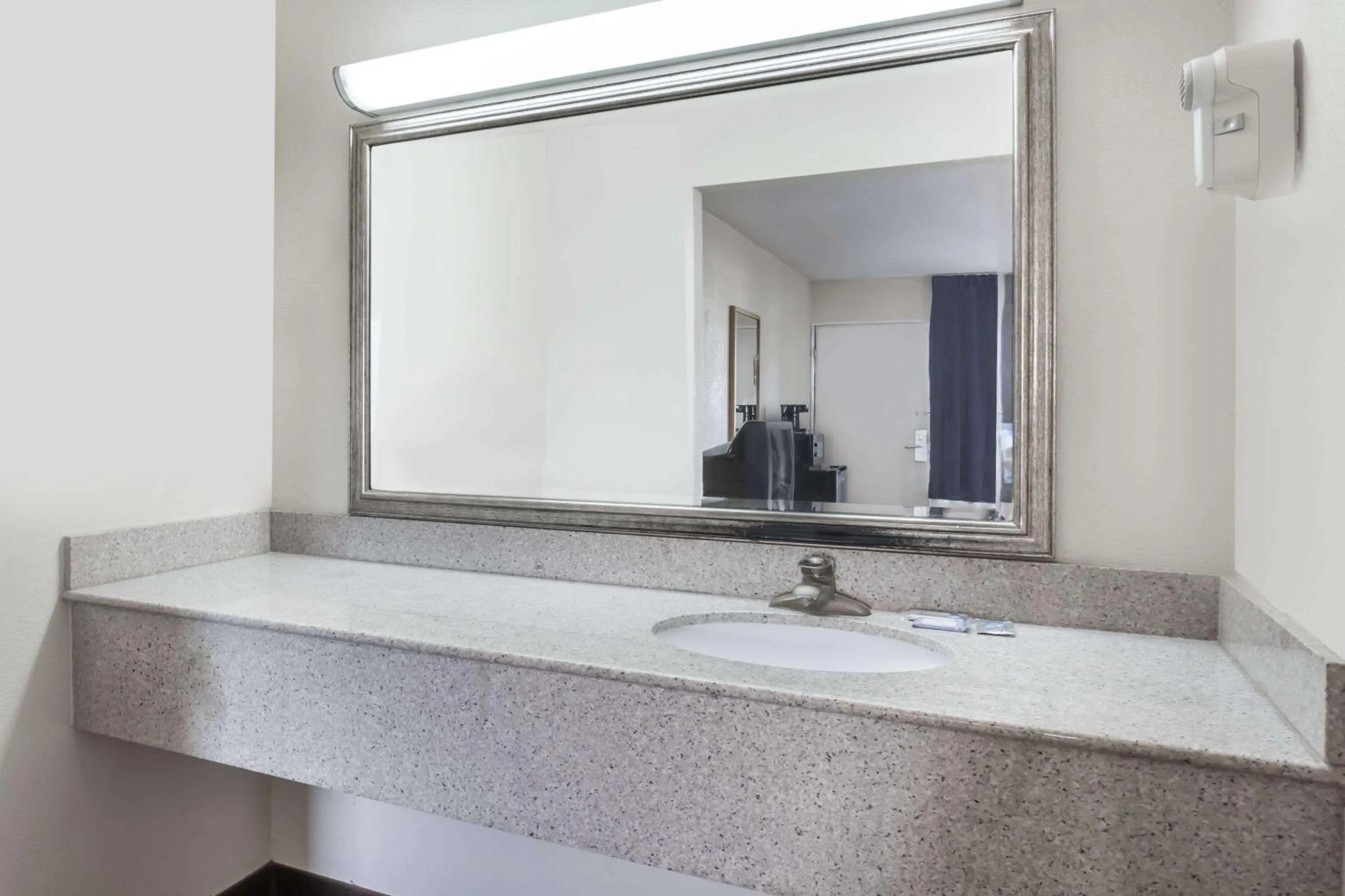 Photo of the whole room in Knights Inn - Fredericksburg