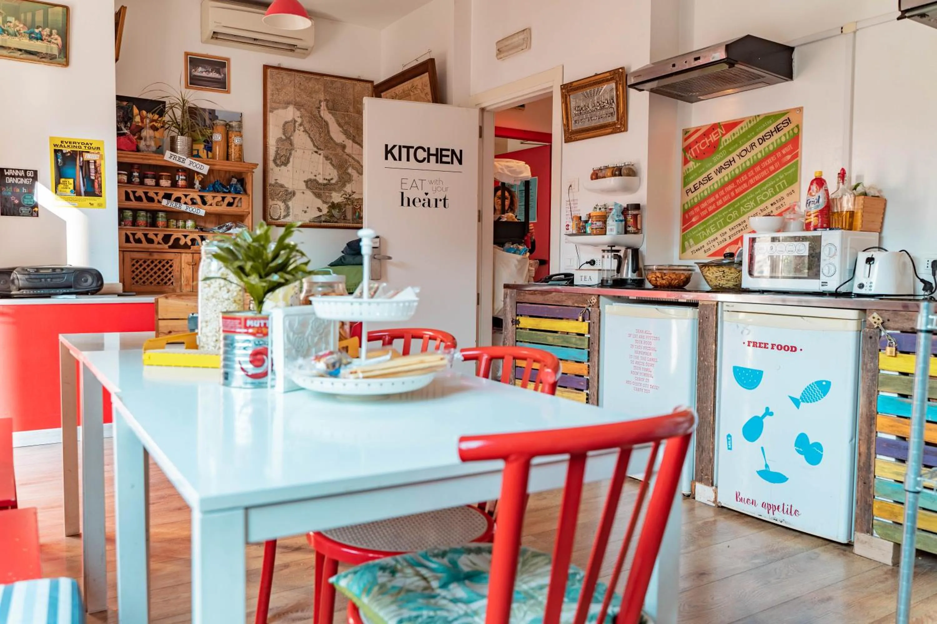 Kitchen or kitchenette in Ostello Bello Milano Duomo