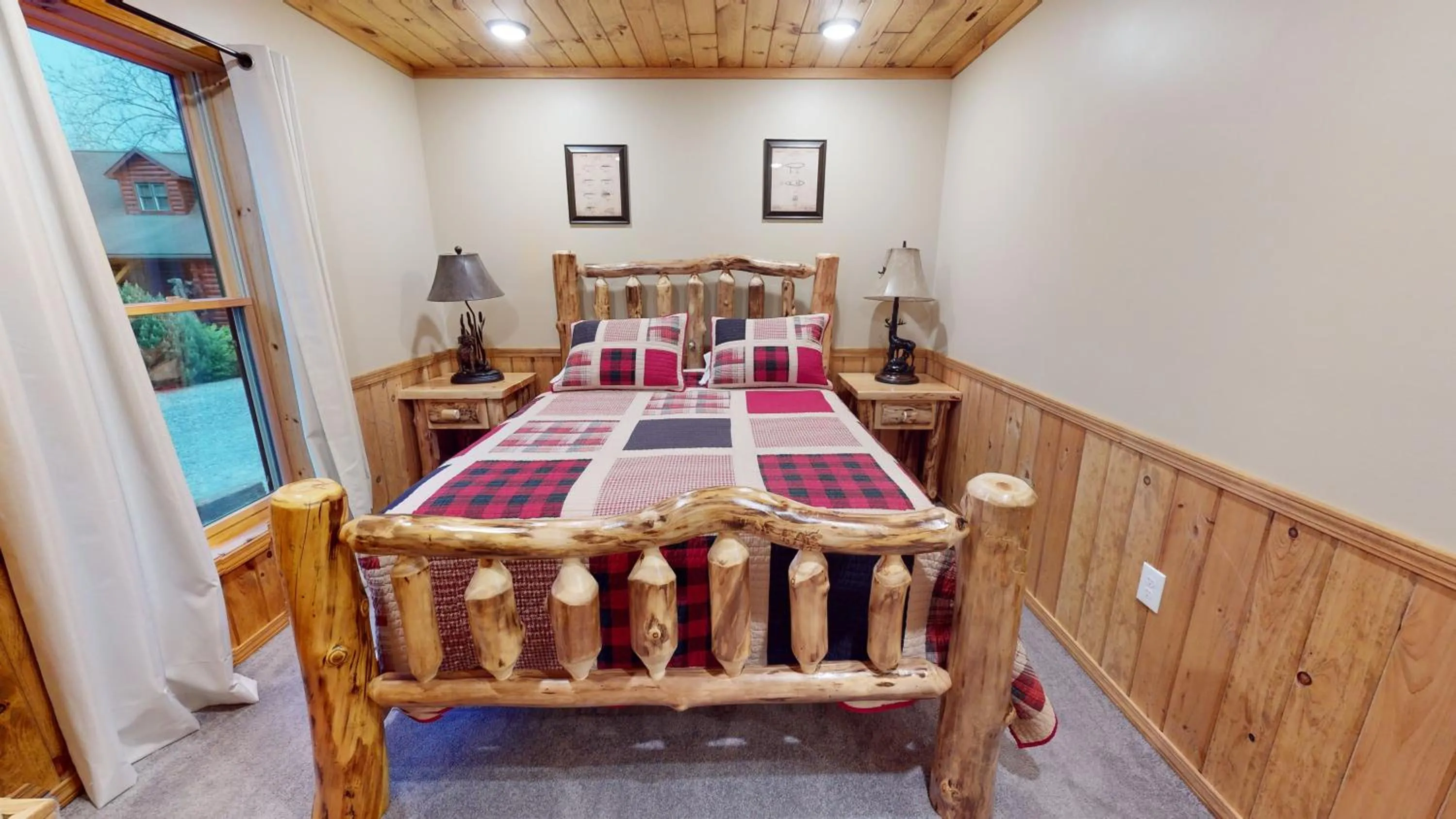 Bedroom, Bed in Rough Cut Lodge