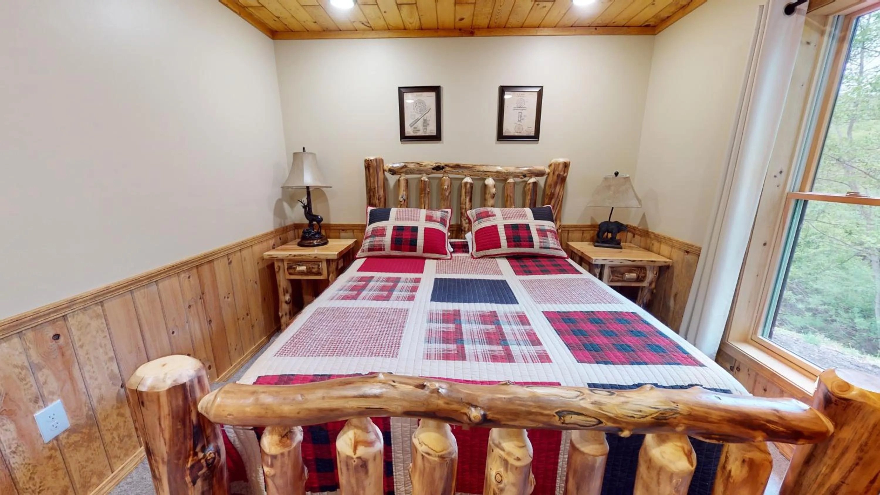 Bedroom, Bed in Rough Cut Lodge