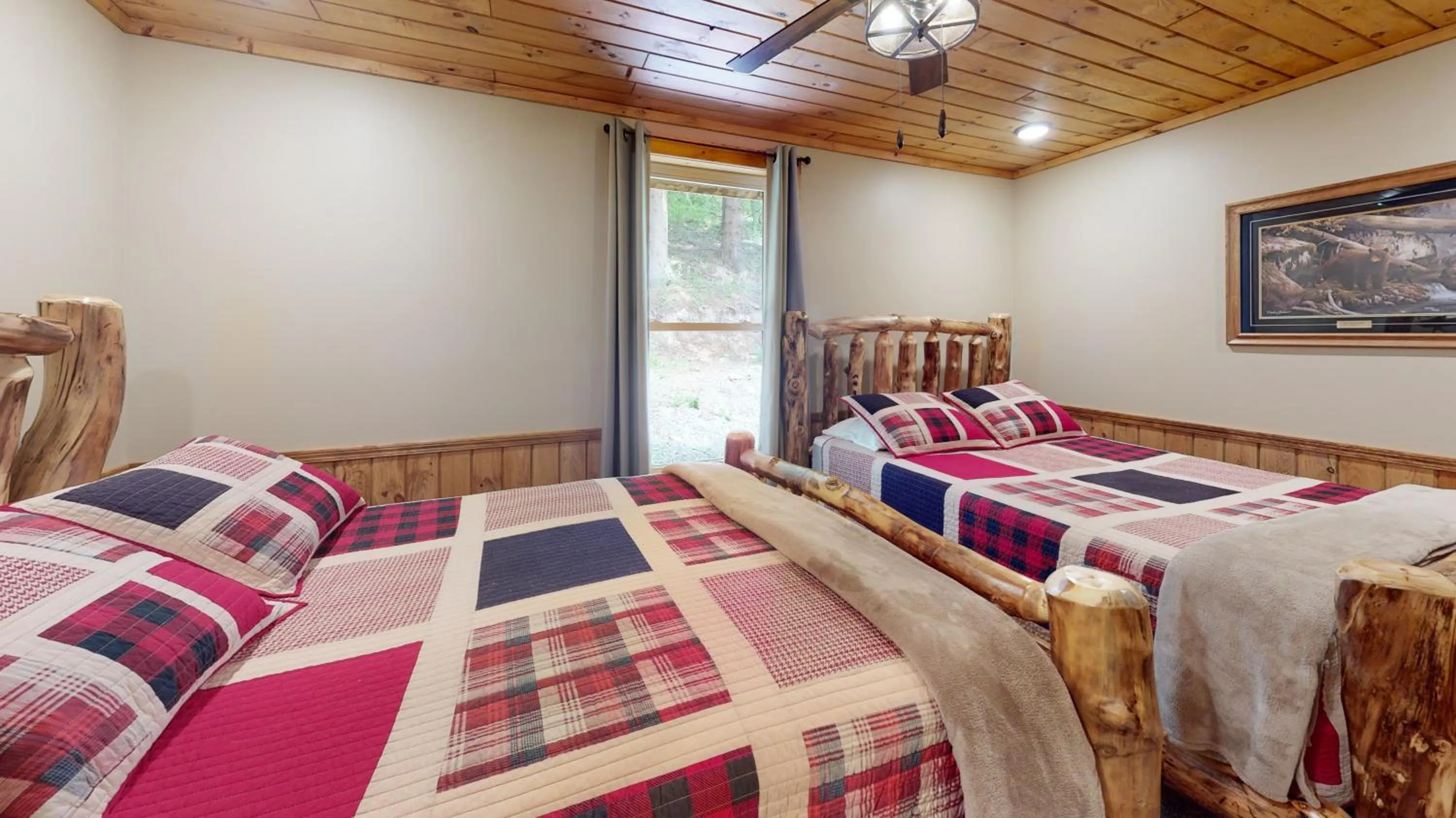 Bedroom, Bed in Rough Cut Lodge