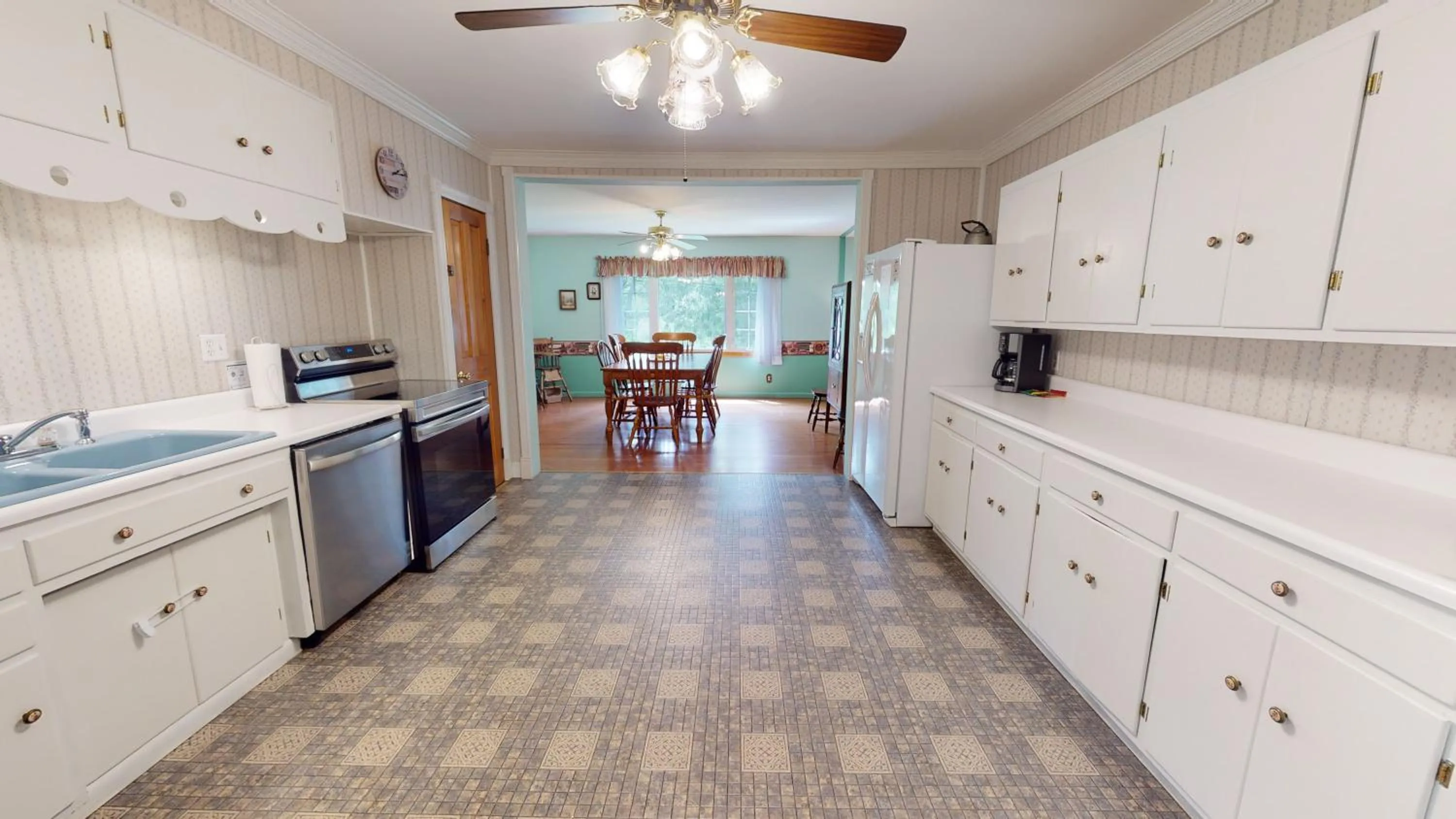 Kitchen or kitchenette in Rough Cut Lodge