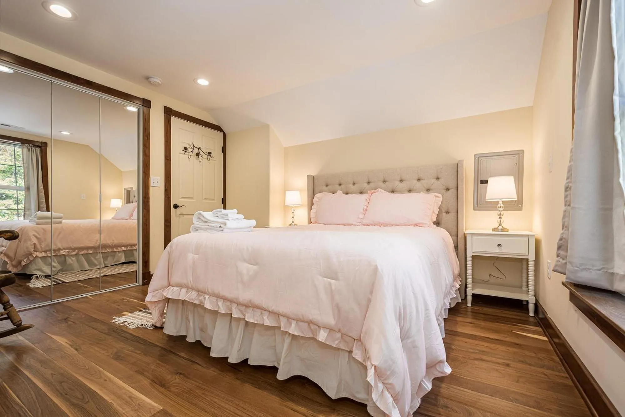 Bedroom, Bed in Rough Cut Lodge