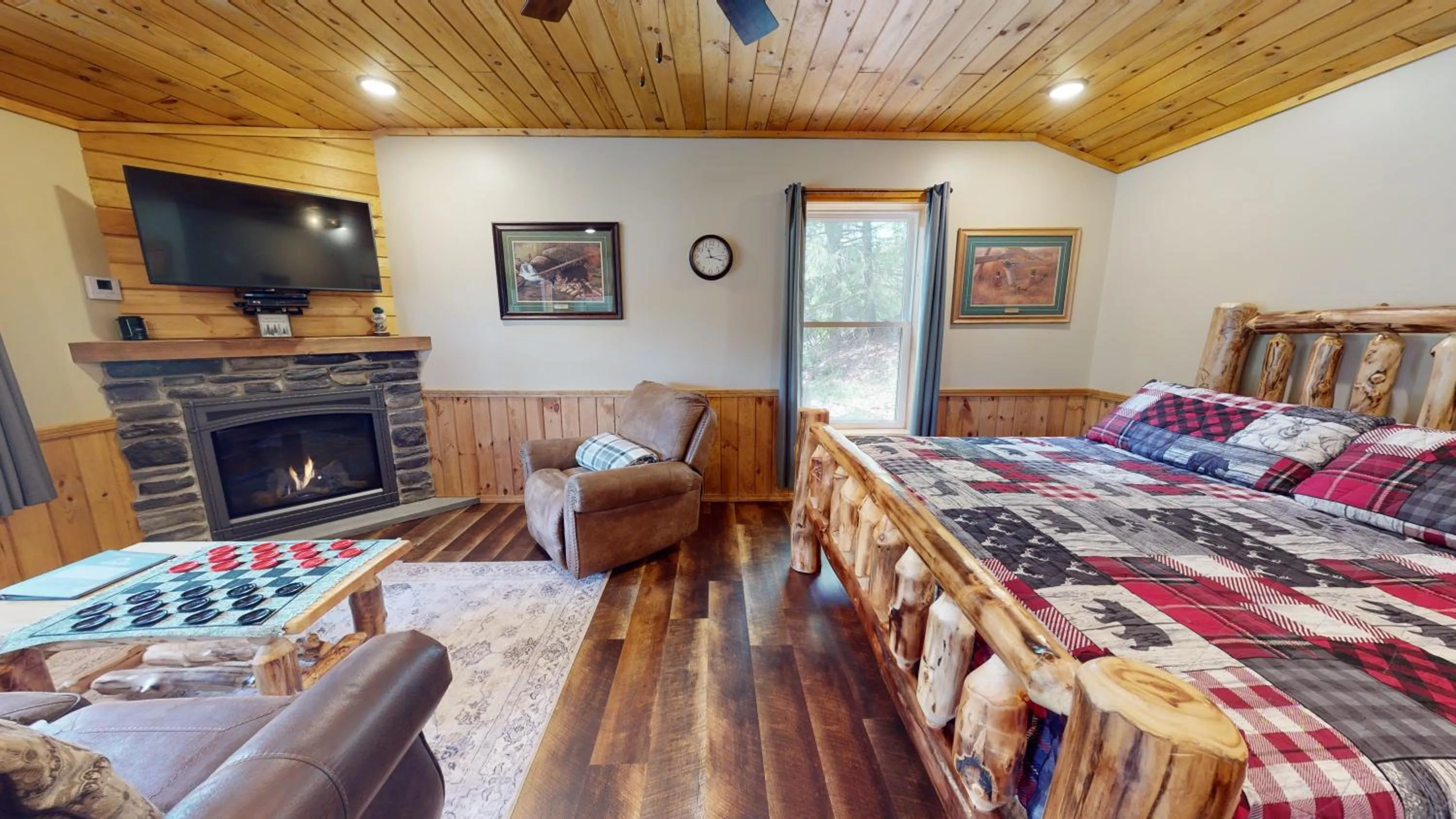 Living room, Bed in Rough Cut Lodge