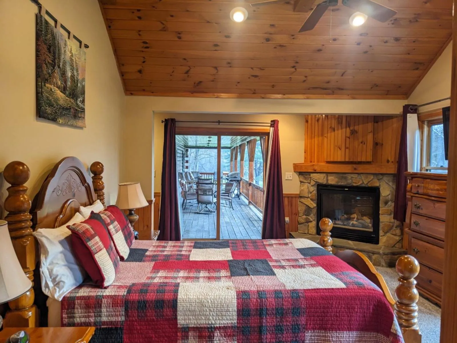 Bedroom, Bed in Rough Cut Lodge