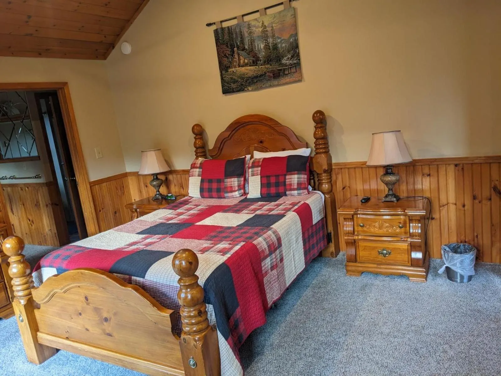Bedroom, Bed in Rough Cut Lodge