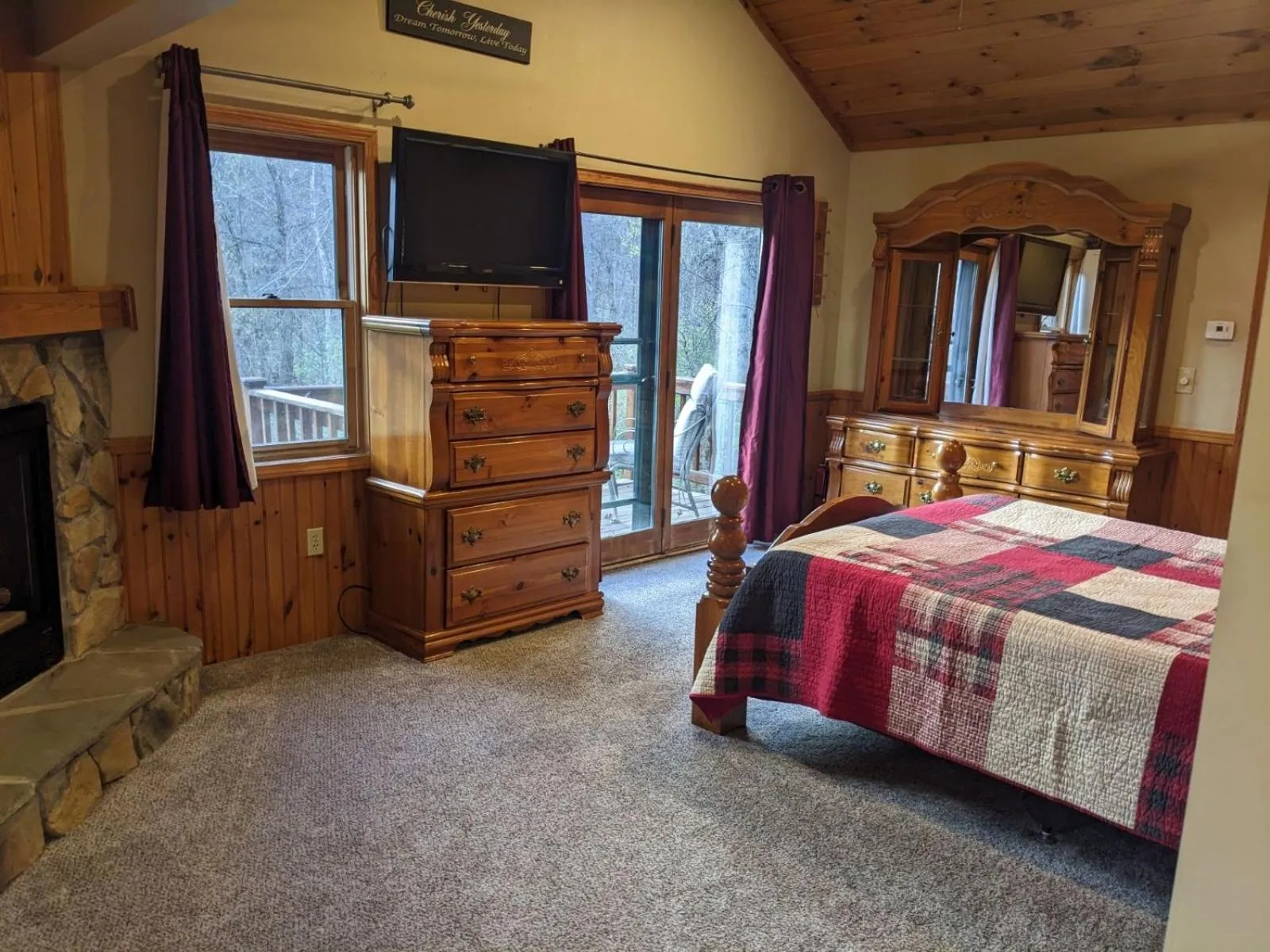 TV and multimedia, Bed in Rough Cut Lodge