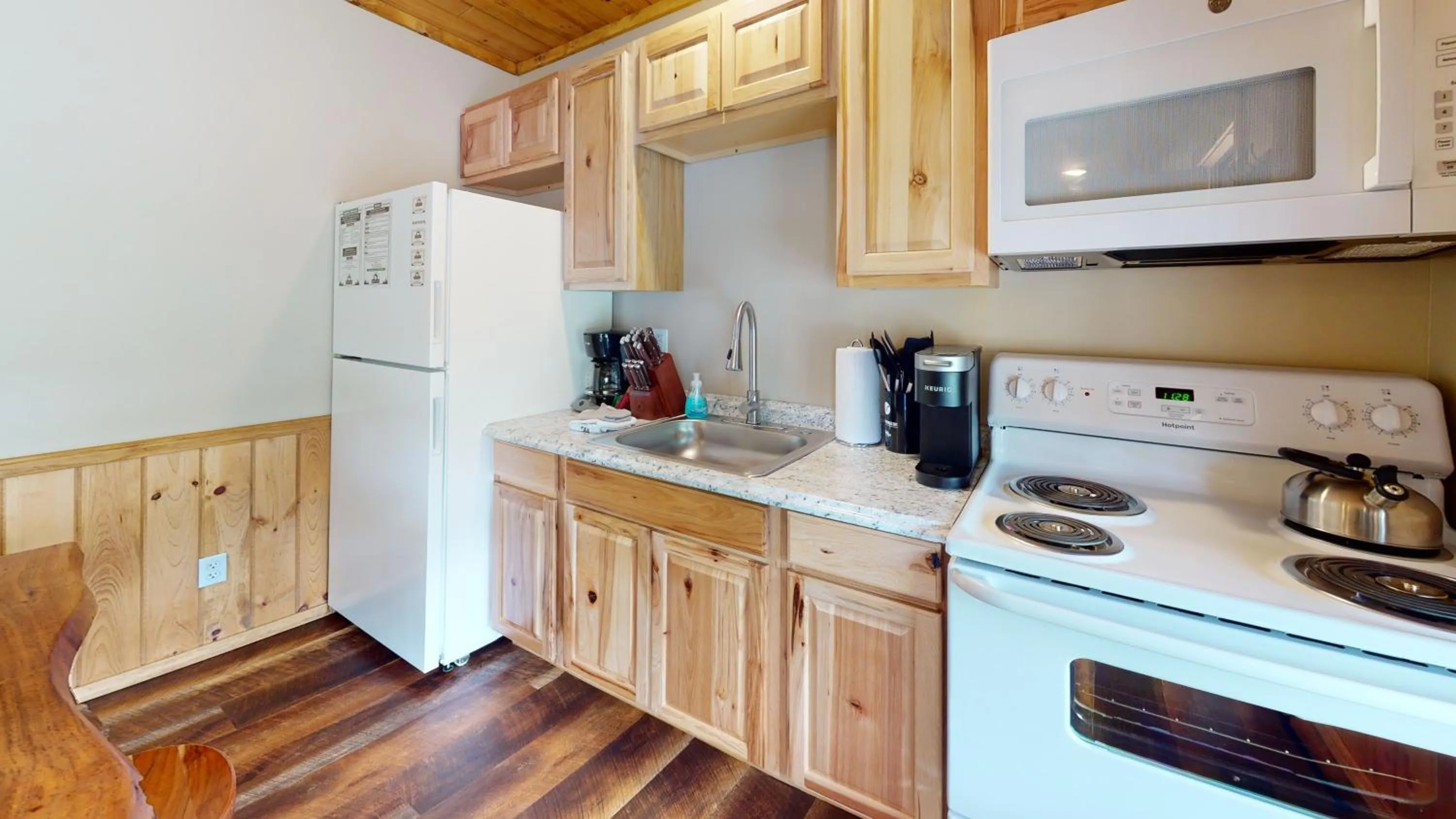 Coffee/tea facilities in Rough Cut Lodge