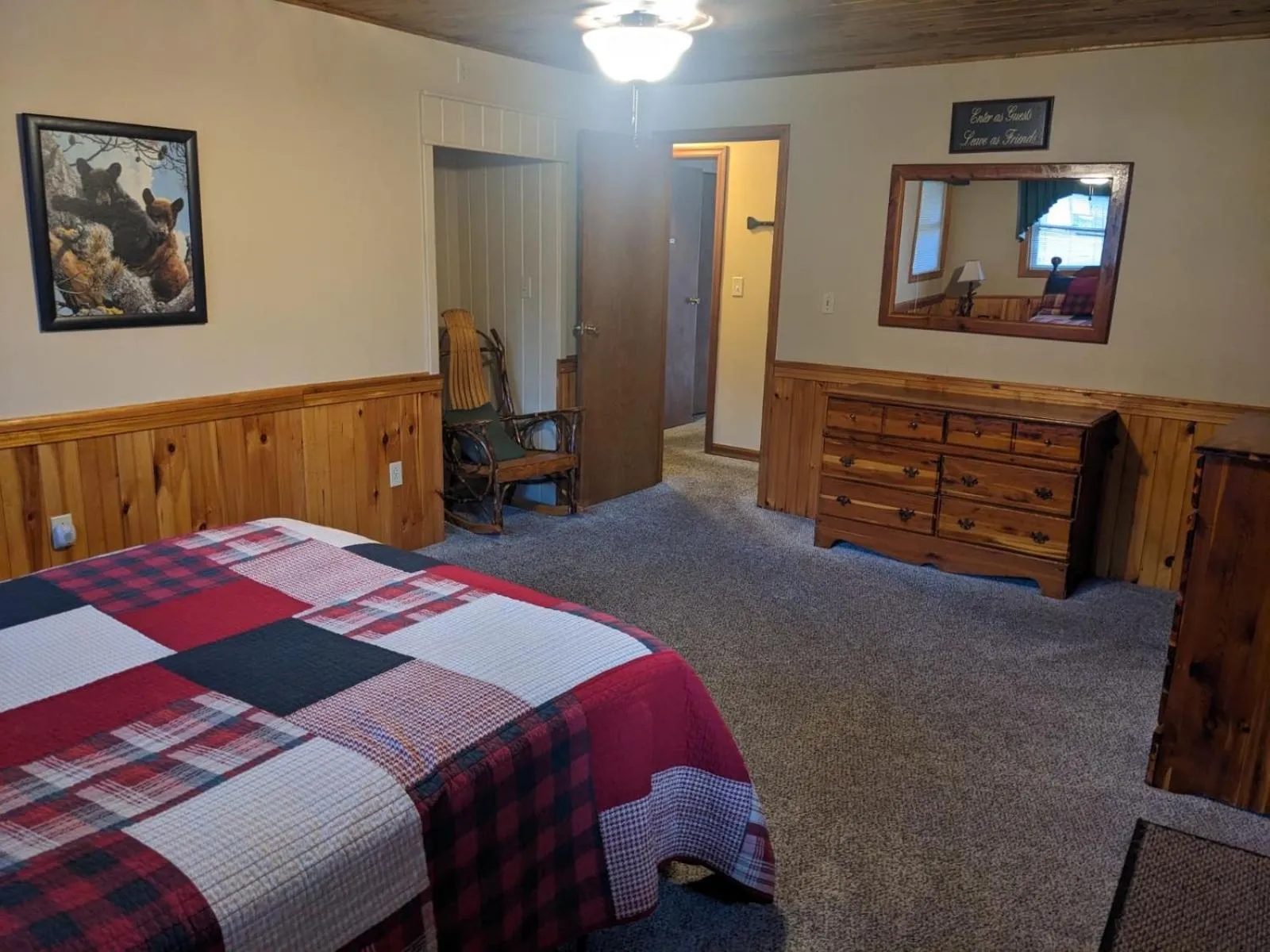 Seating area, Bed in Rough Cut Lodge