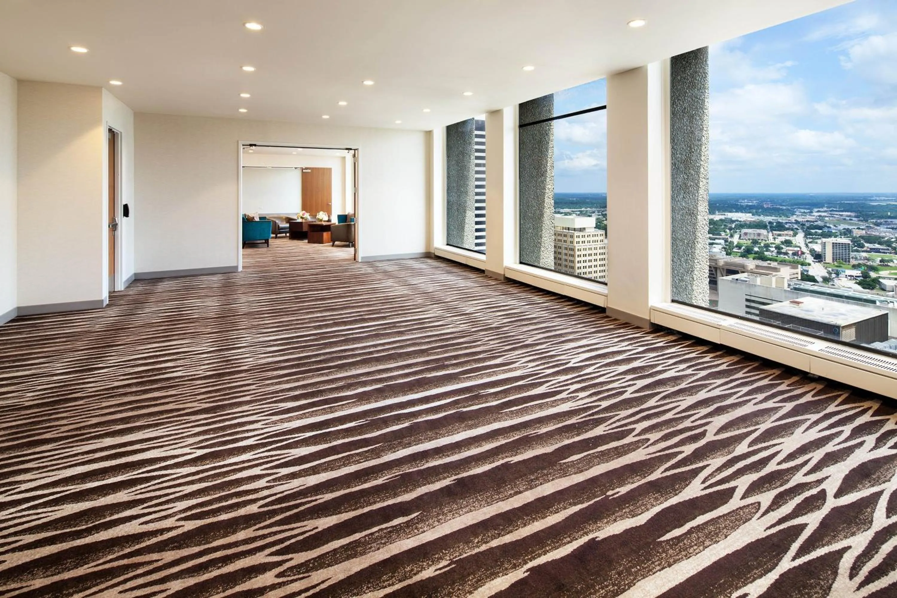 Meeting/conference room, Bed in The Westin Dallas Downtown