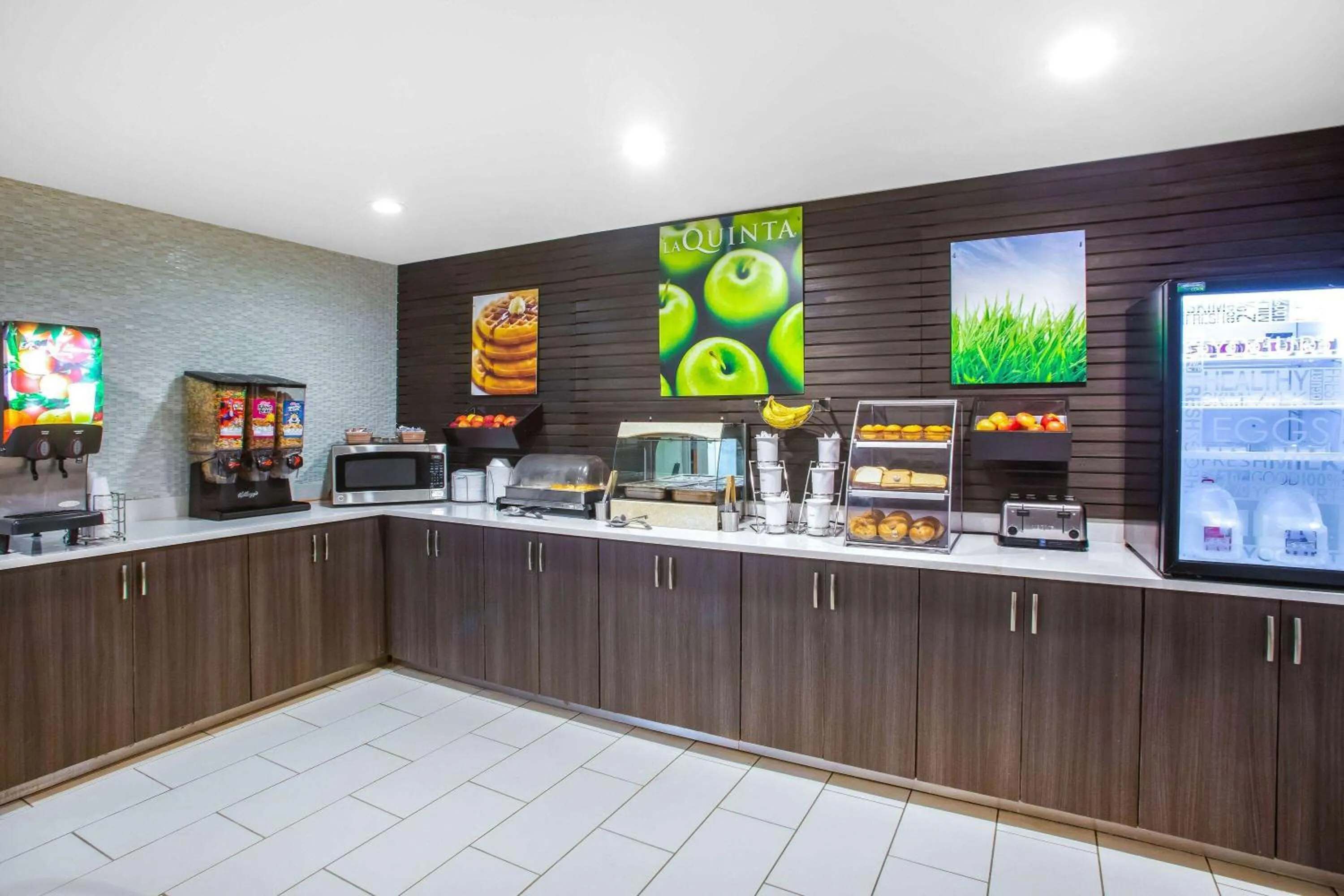 Breakfast in La Quinta Inn & Suits by Wyndham Pontoon Beach IL