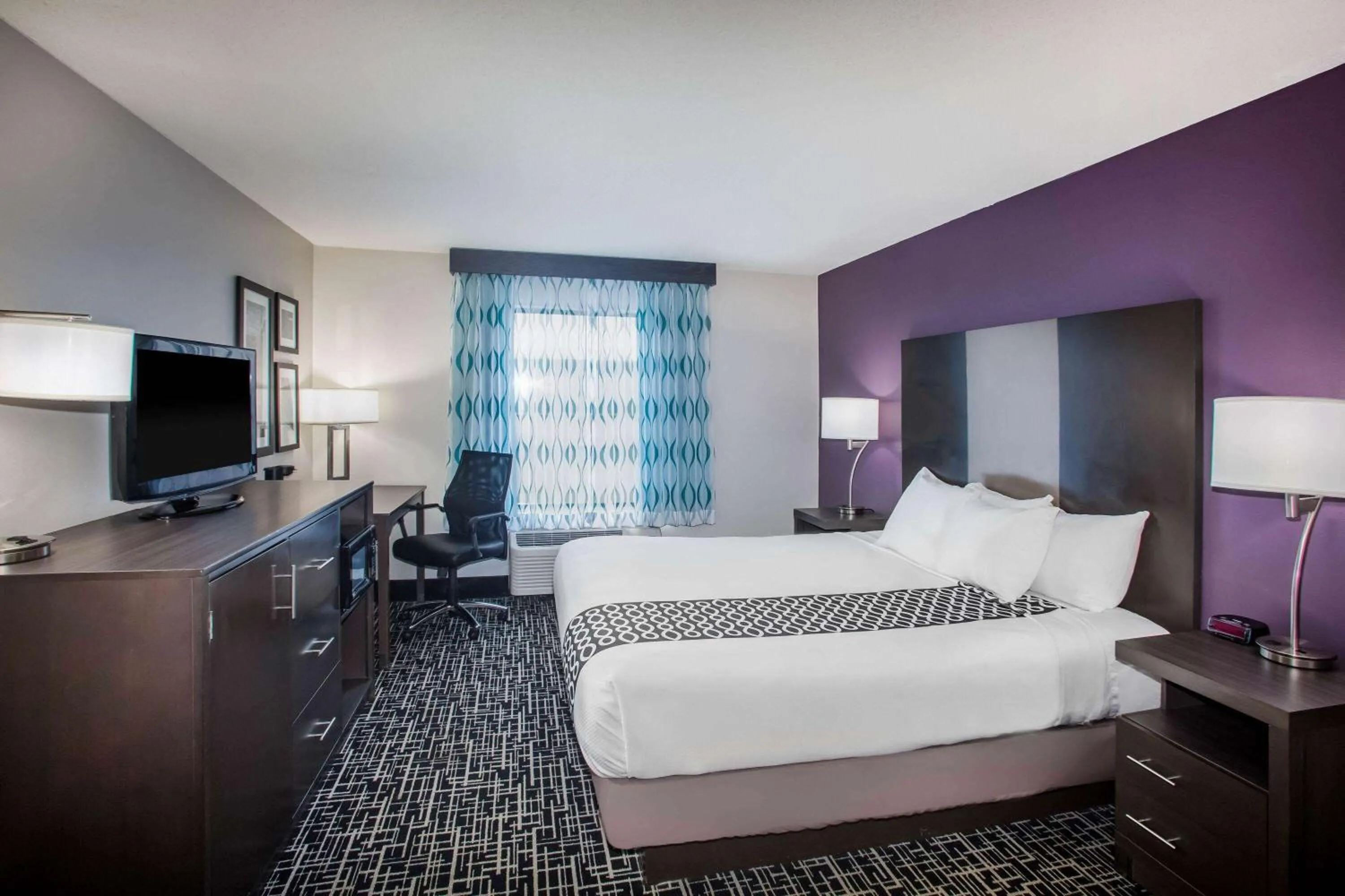 Photo of the whole room, Bed in La Quinta Inn & Suits by Wyndham Pontoon Beach IL