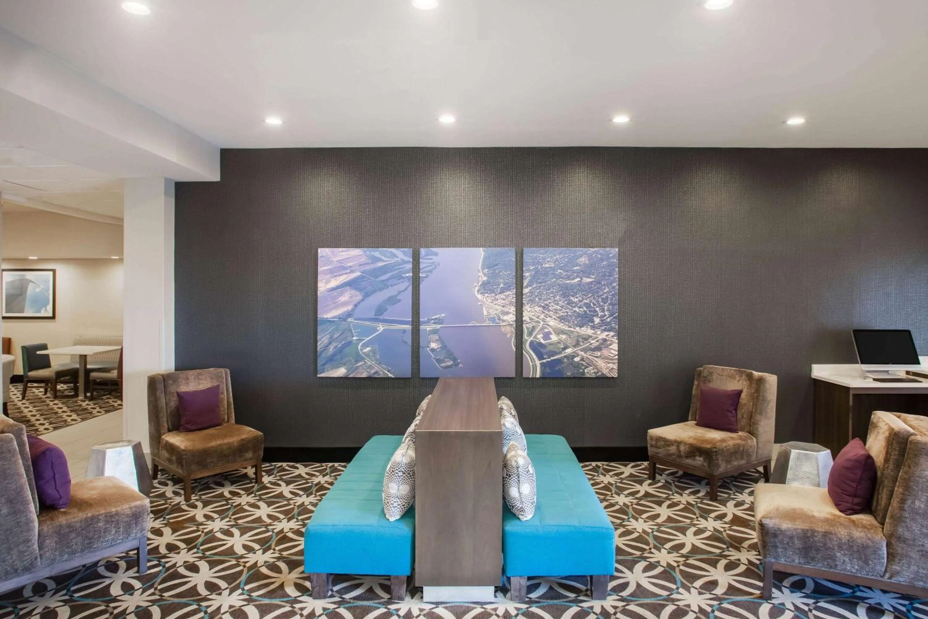 Lobby or reception in La Quinta Inn & Suits by Wyndham Pontoon Beach IL