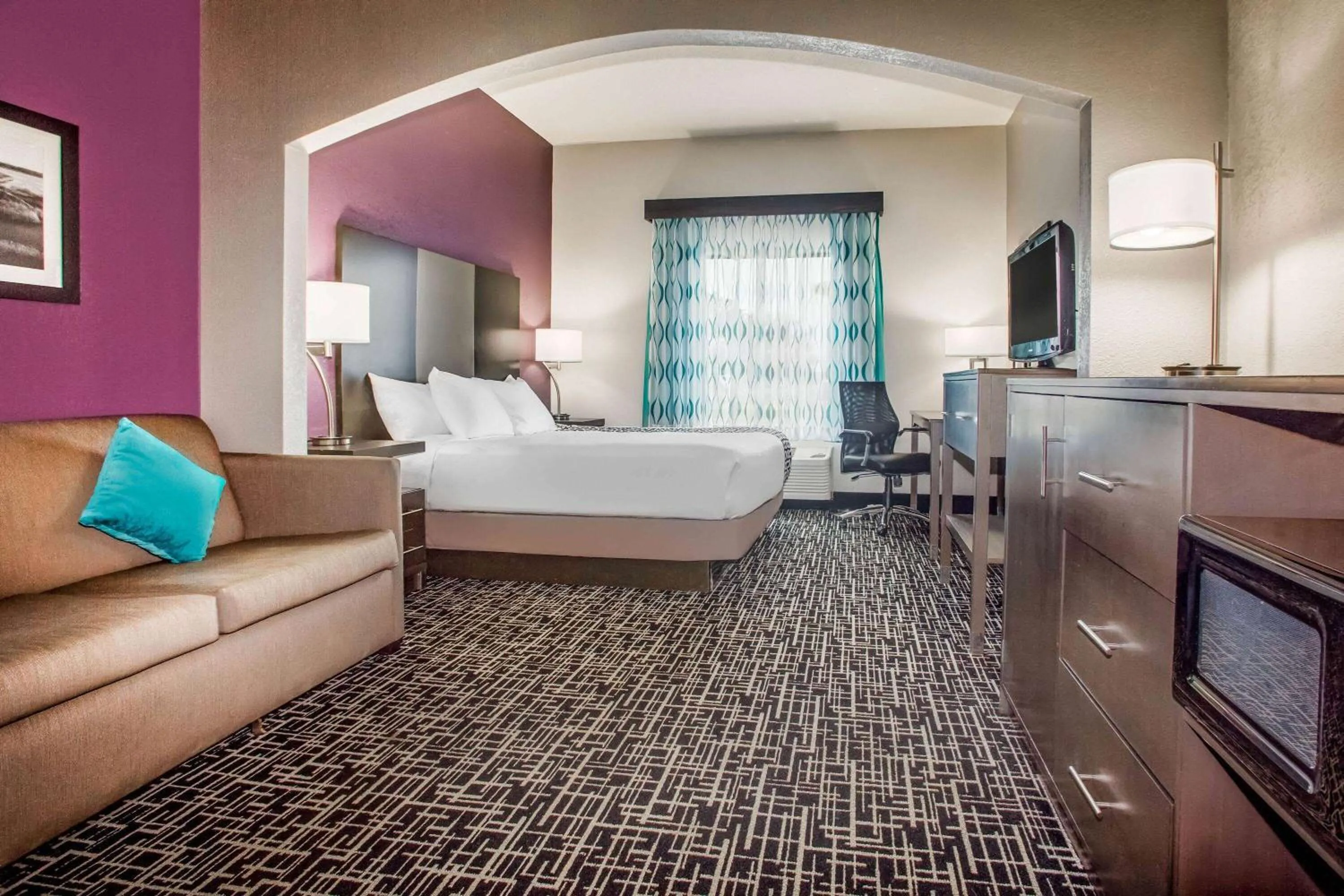 Photo of the whole room, Bed in La Quinta Inn & Suits by Wyndham Pontoon Beach IL