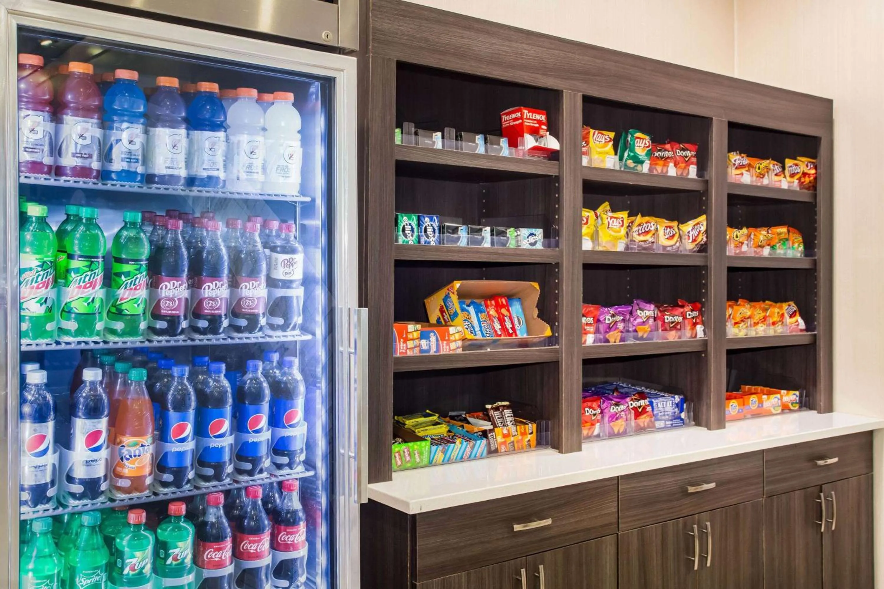 Food and drinks in La Quinta Inn & Suits by Wyndham Pontoon Beach IL