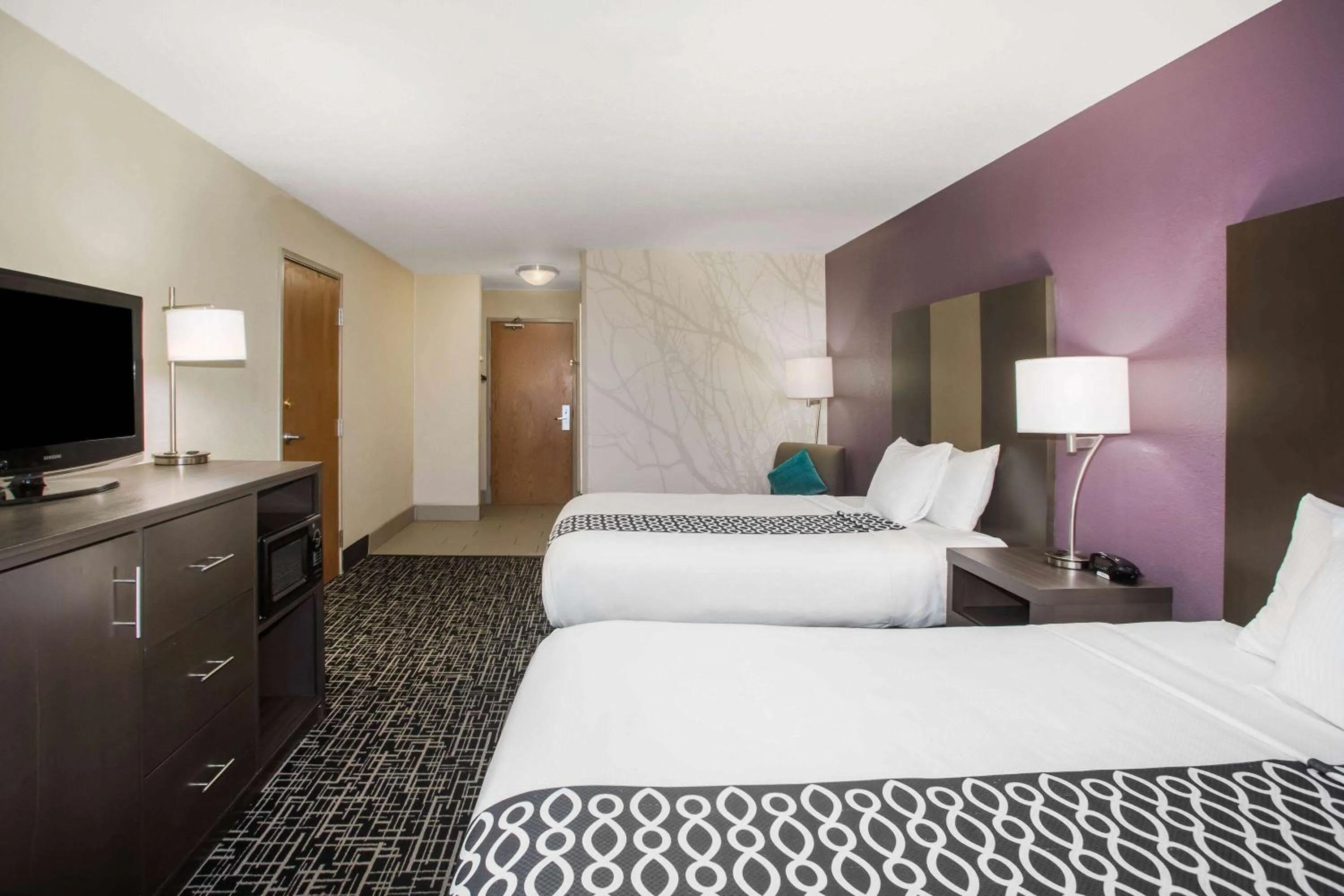 Photo of the whole room, Bed in La Quinta Inn & Suits by Wyndham Pontoon Beach IL