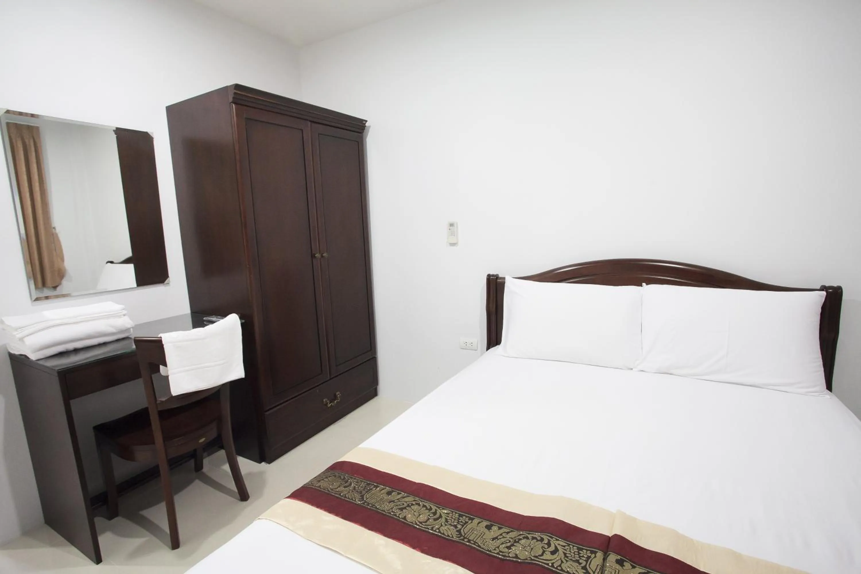 Photo of the whole room, Bed in SU 22