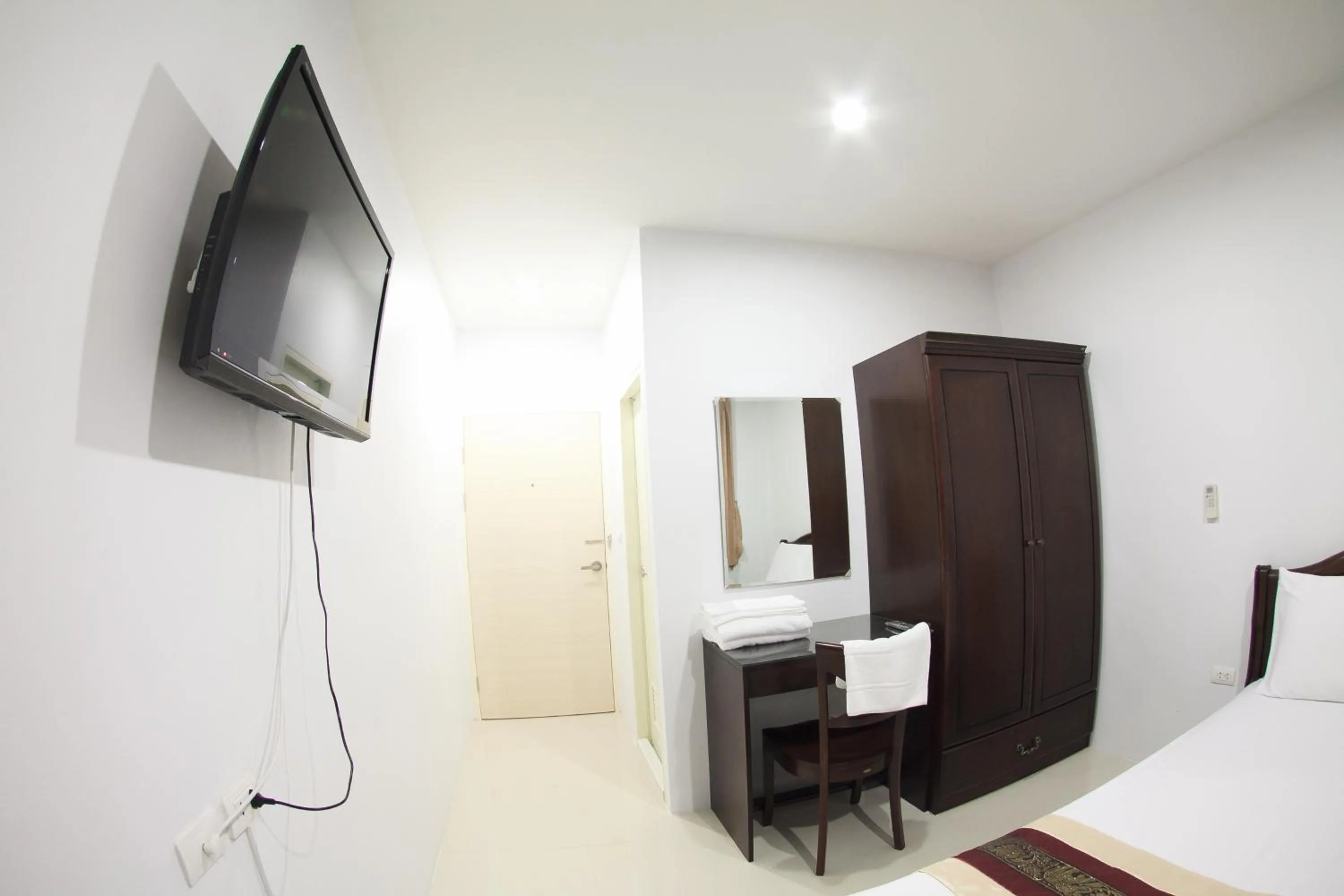 Photo of the whole room, Bed in SU 22