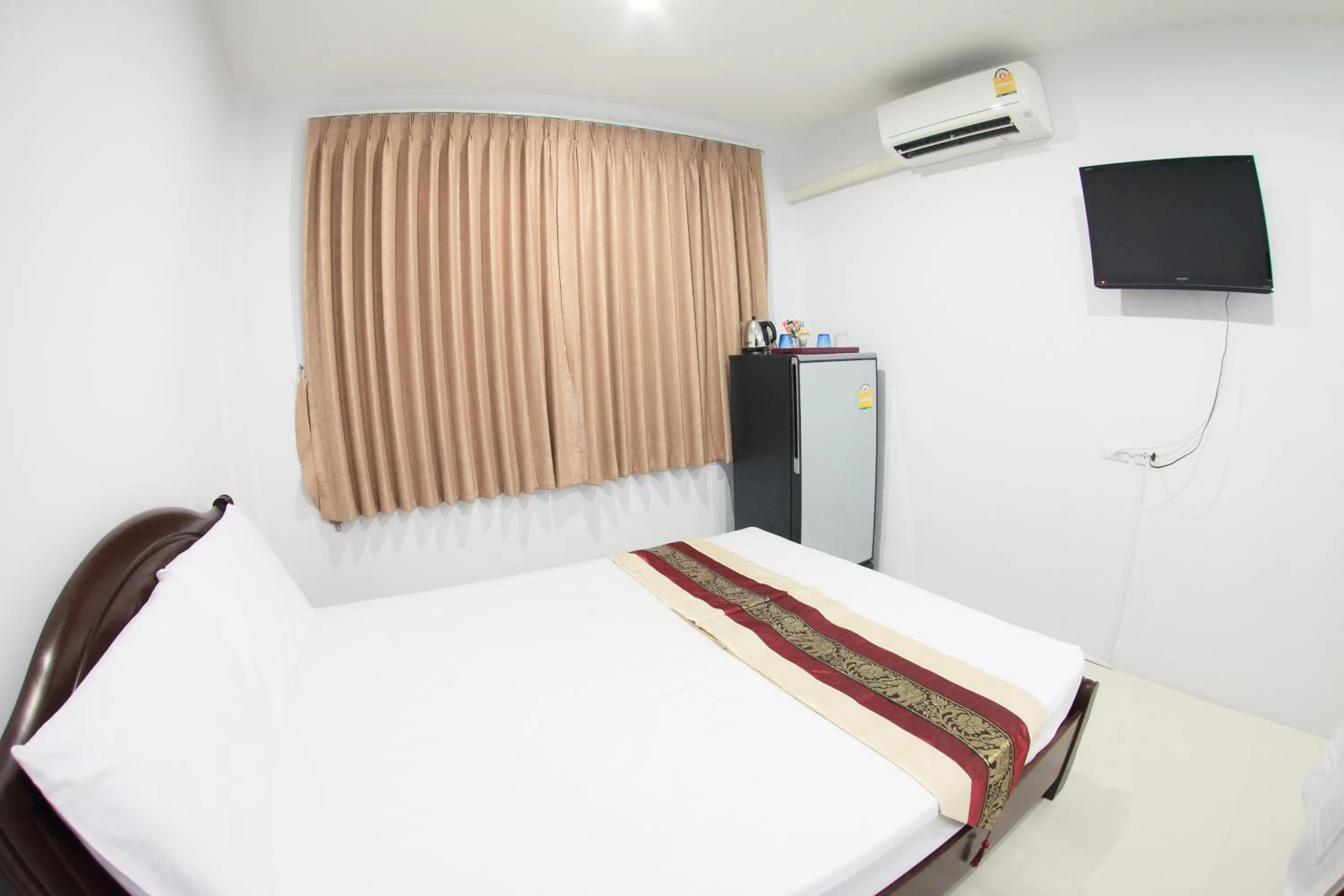 Bedroom, Bed in SU 22