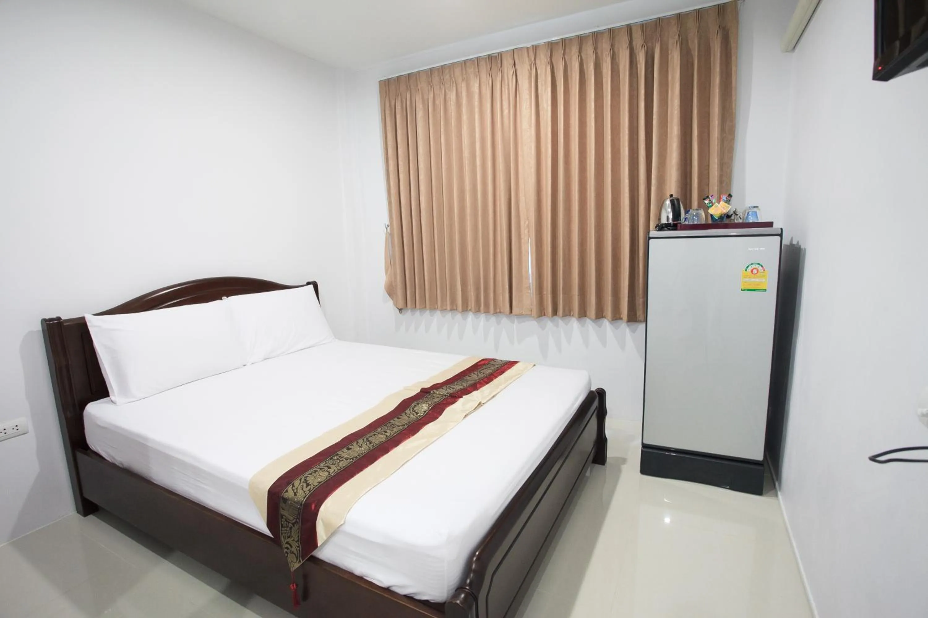 Bedroom, Bed in SU 22