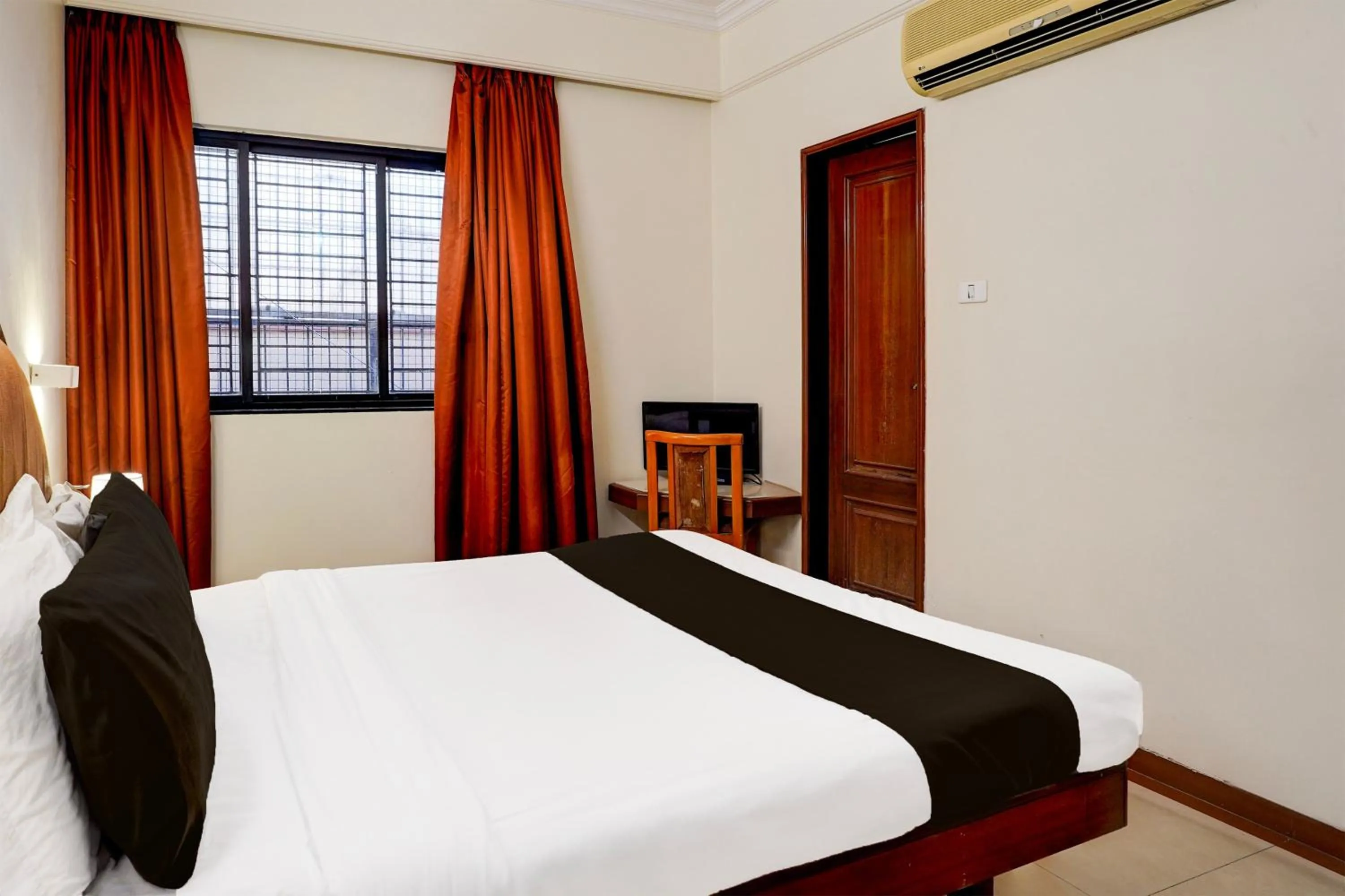Bedroom, Bed in Super Hotel O Thimmaiah Rd Rajajinagar
