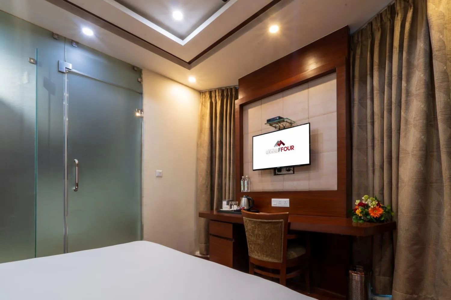 Photo of the whole room, Bed in Grand FFOUR near Nehru Place, Delhi