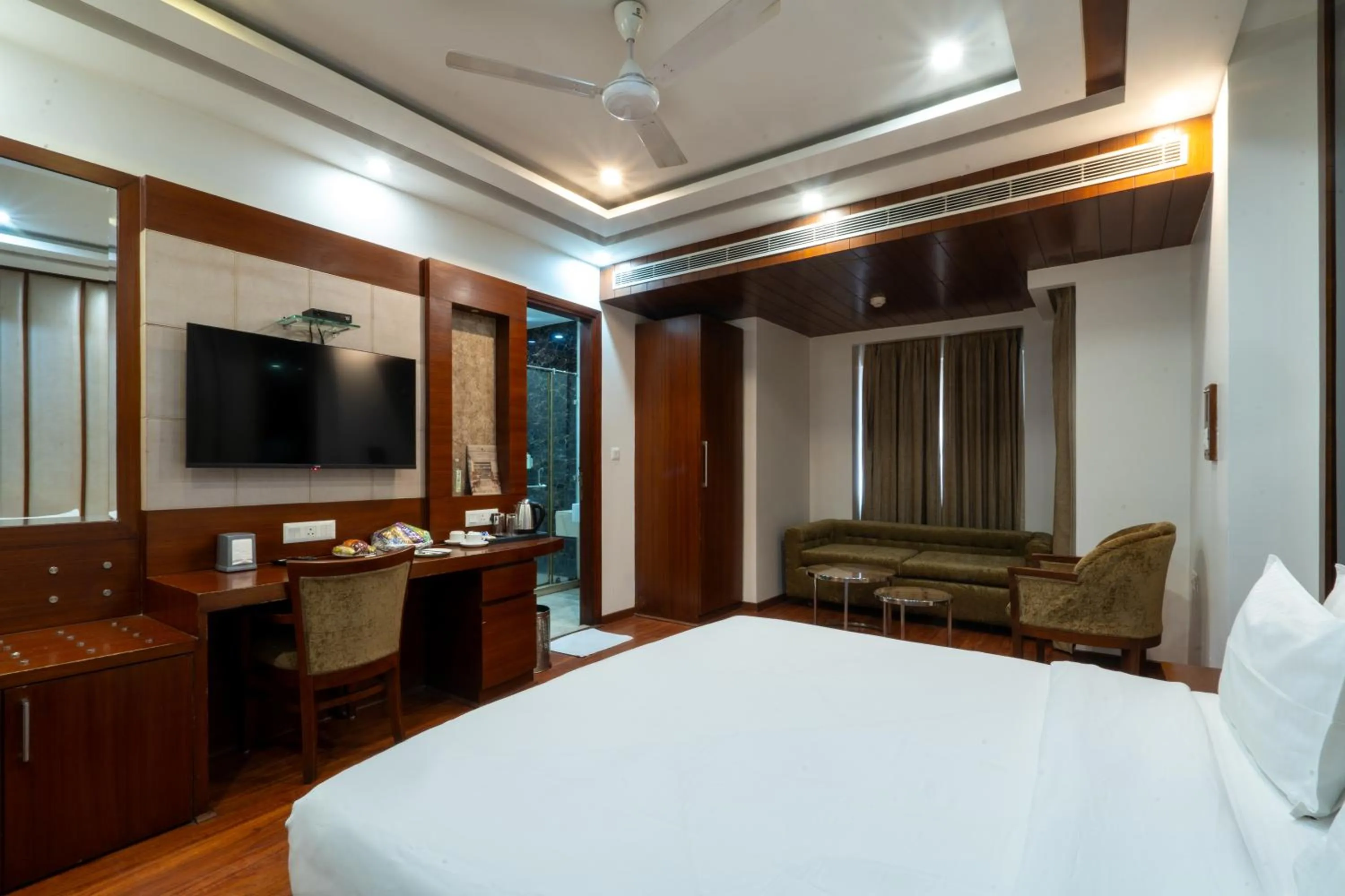 Bedroom, Bed in Grand FFOUR near Nehru Place, Delhi