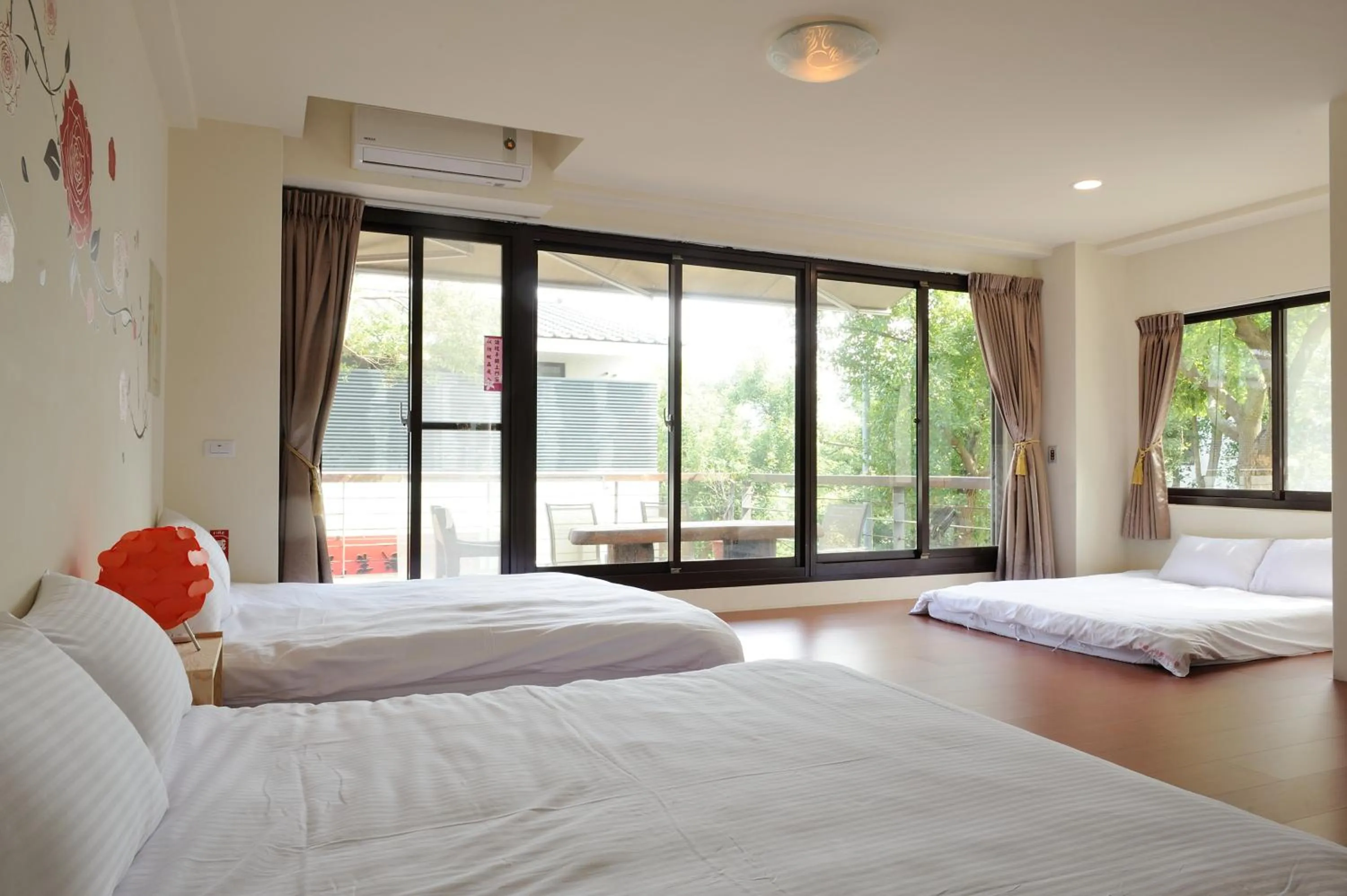 Photo of the whole room, Bed in Sanyi Happiness B&B