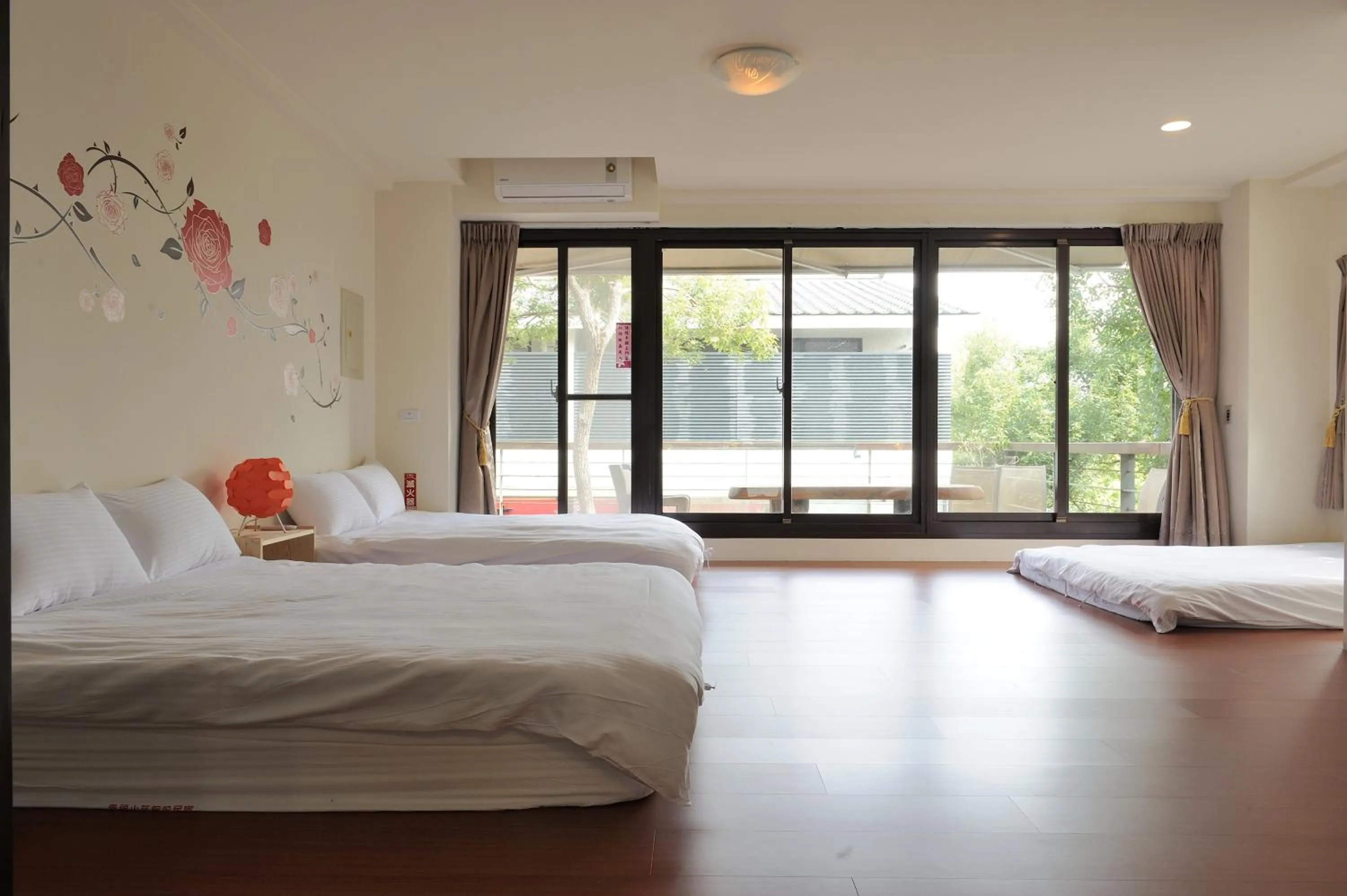 Photo of the whole room, Bed in Sanyi Happiness B&B